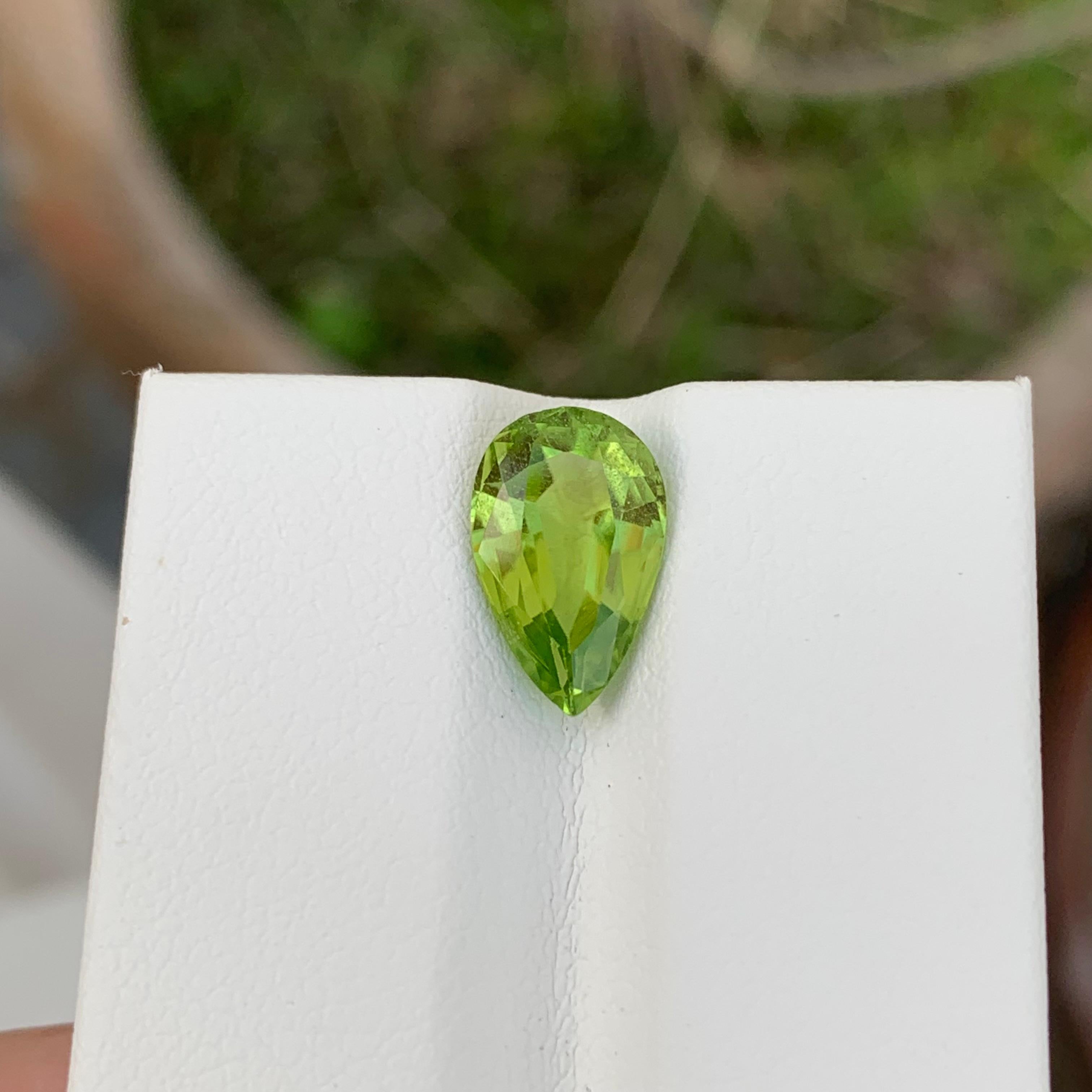 Natürliche lose 2,55 Karat Peridot Birne Form Edelstein für die Schmuckherstellung (Arts and Crafts) im Angebot