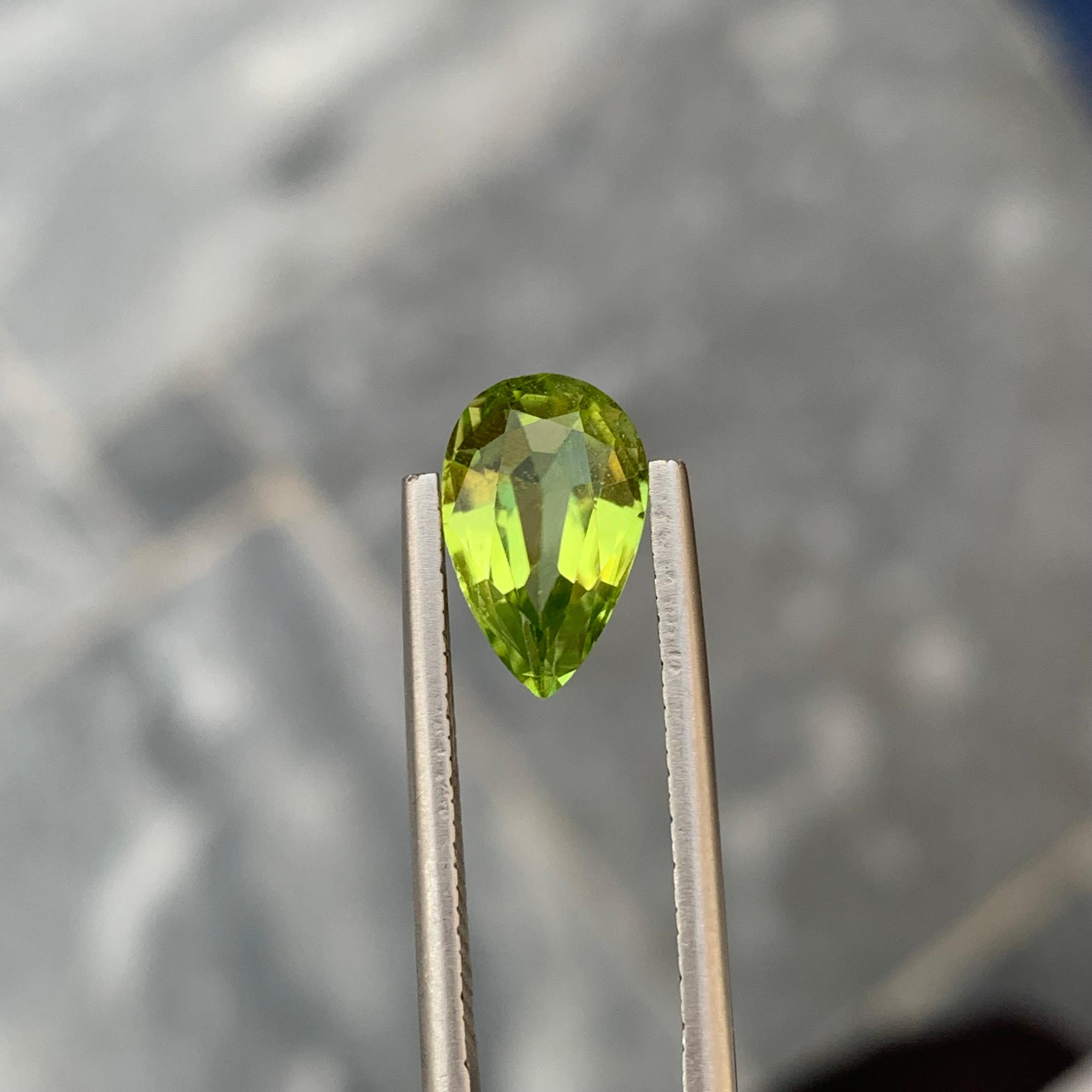 Natural Loose 2.55 Carat Peridot Pear Shape Gem For Jewellery Making  In New Condition For Sale In Peshawar, PK