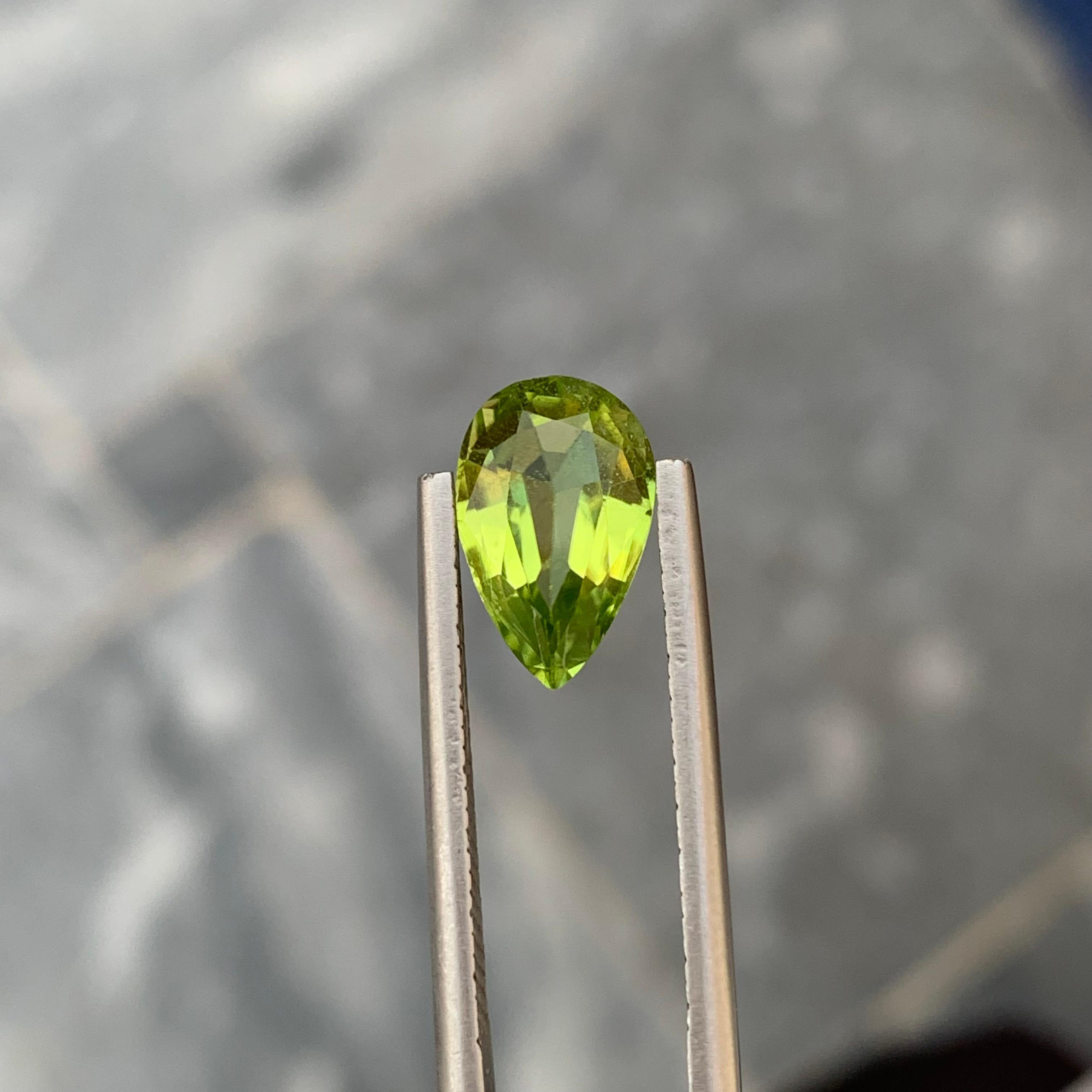 Women's or Men's Natural Loose 2.55 Carat Peridot Pear Shape Gem For Jewellery Making  For Sale