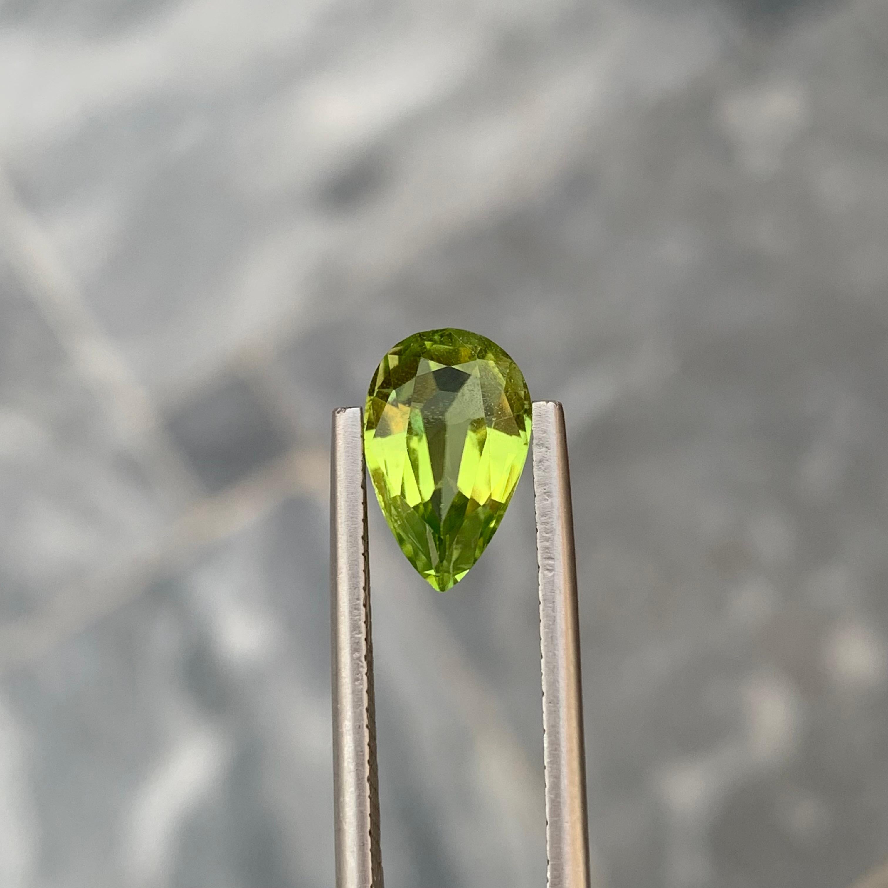 Natural Loose 2.55 Carat Peridot Pear Shape Gem For Jewellery Making  For Sale 2