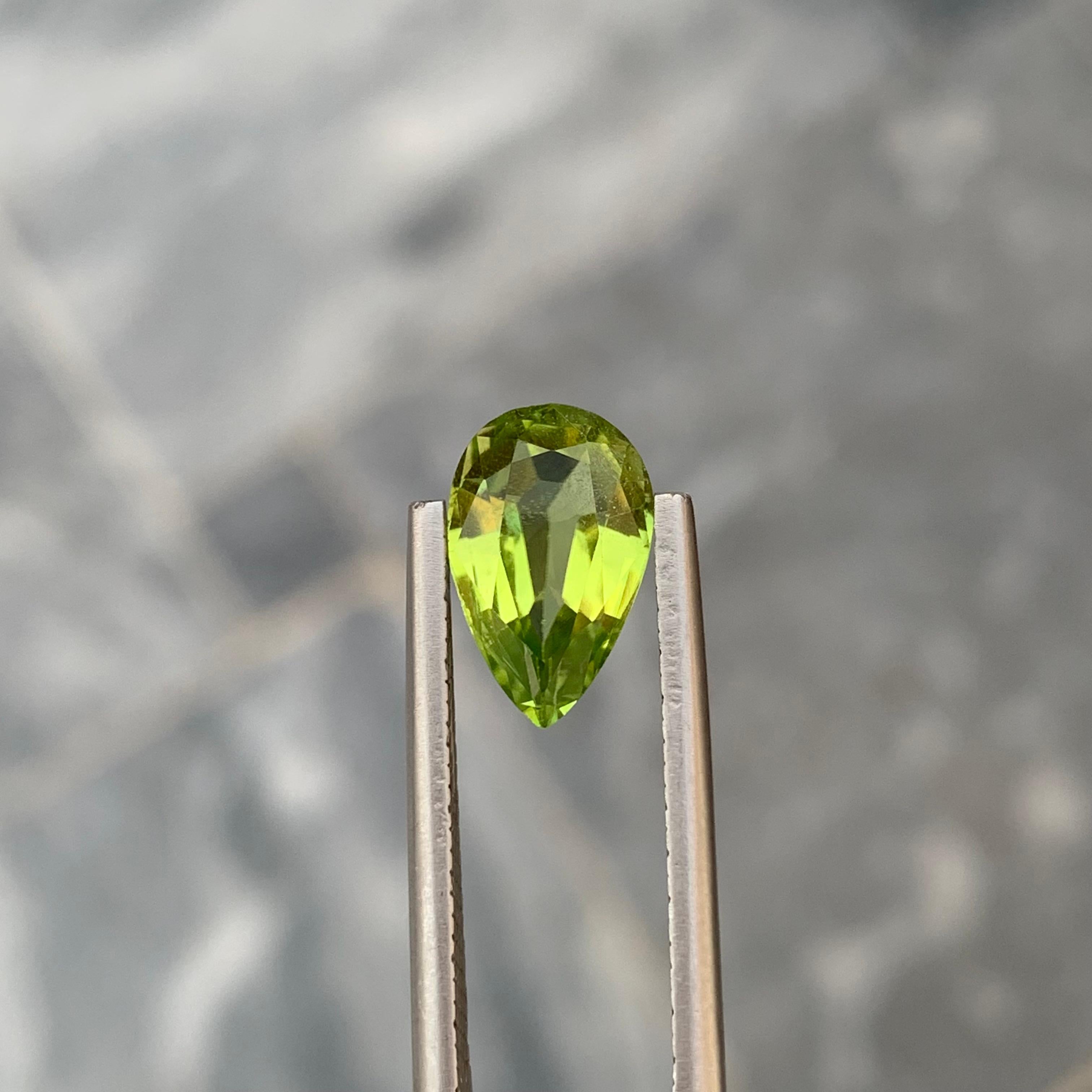 Natürliche lose 2,55 Karat Peridot Birne Form Edelstein für die Schmuckherstellung im Angebot 2