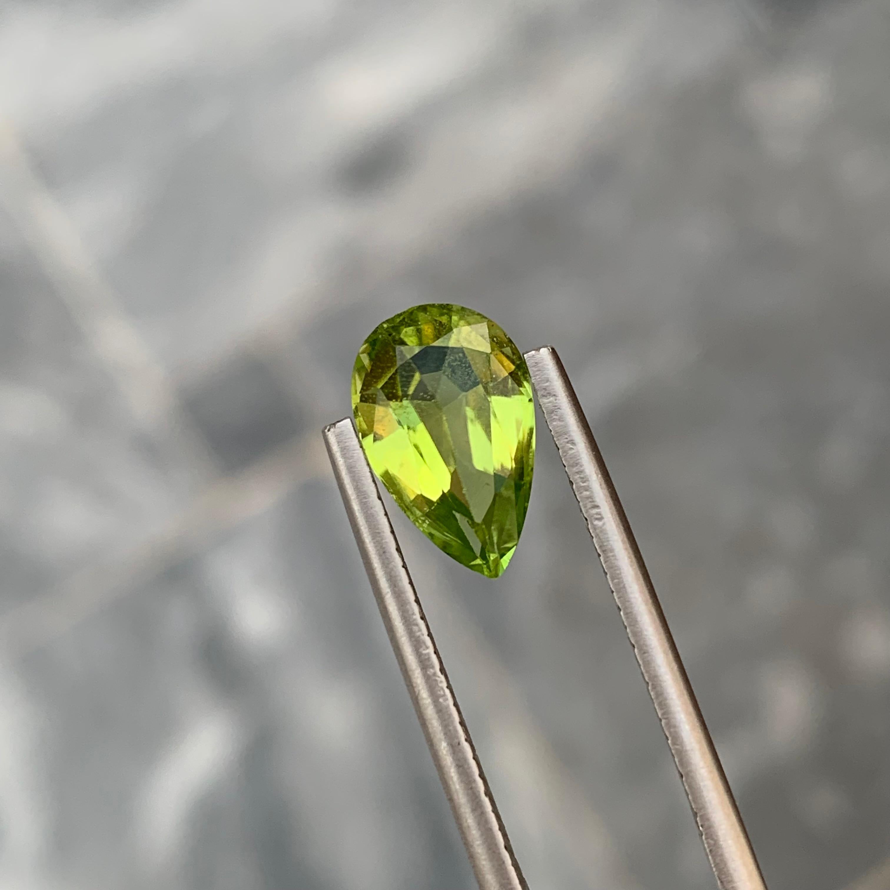 Natural Loose 2.55 Carat Peridot Pear Shape Gem For Jewellery Making  For Sale 3