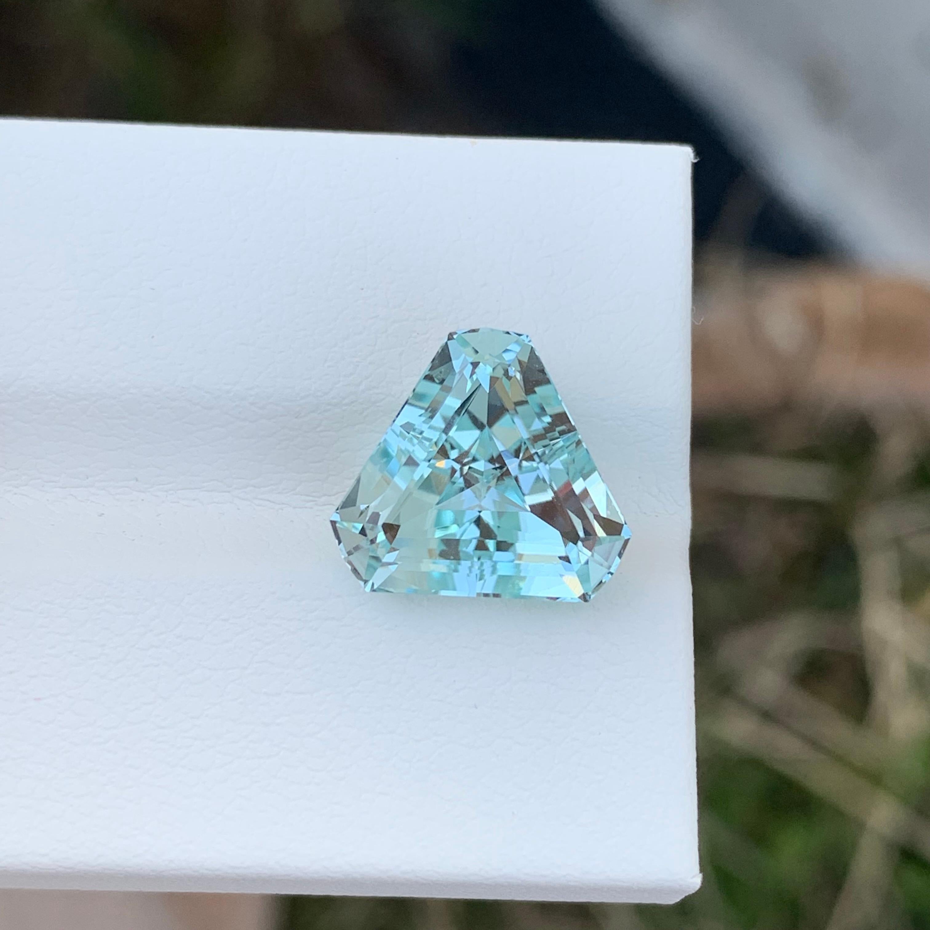 Natural Loose Aquamarine 5.50 Carat Trillion Shape Gem For Jewellery  For Sale 4