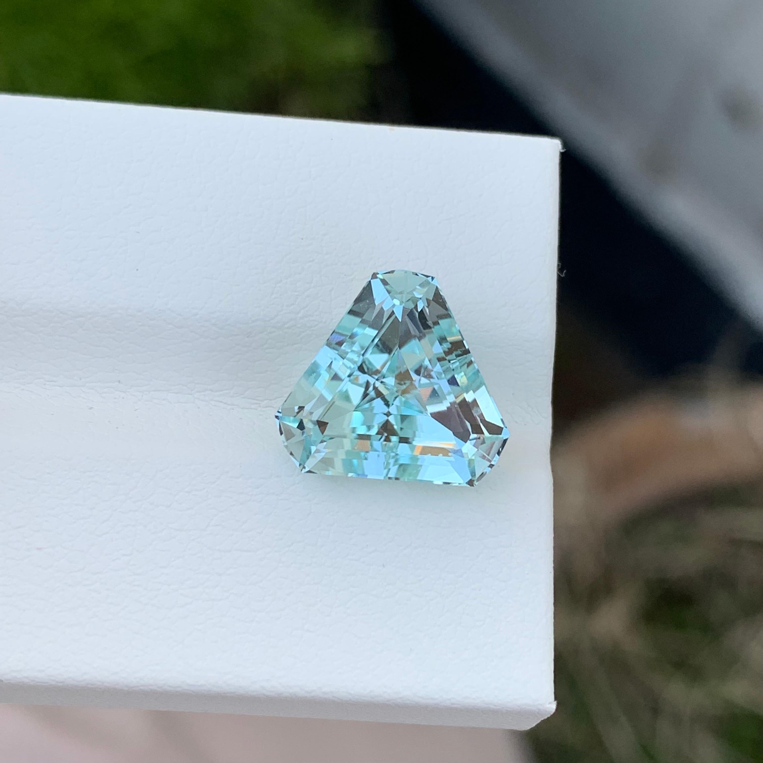 Arts and Crafts Natural Loose Aquamarine 5.50 Carat Trillion Shape Gem For Jewellery  For Sale