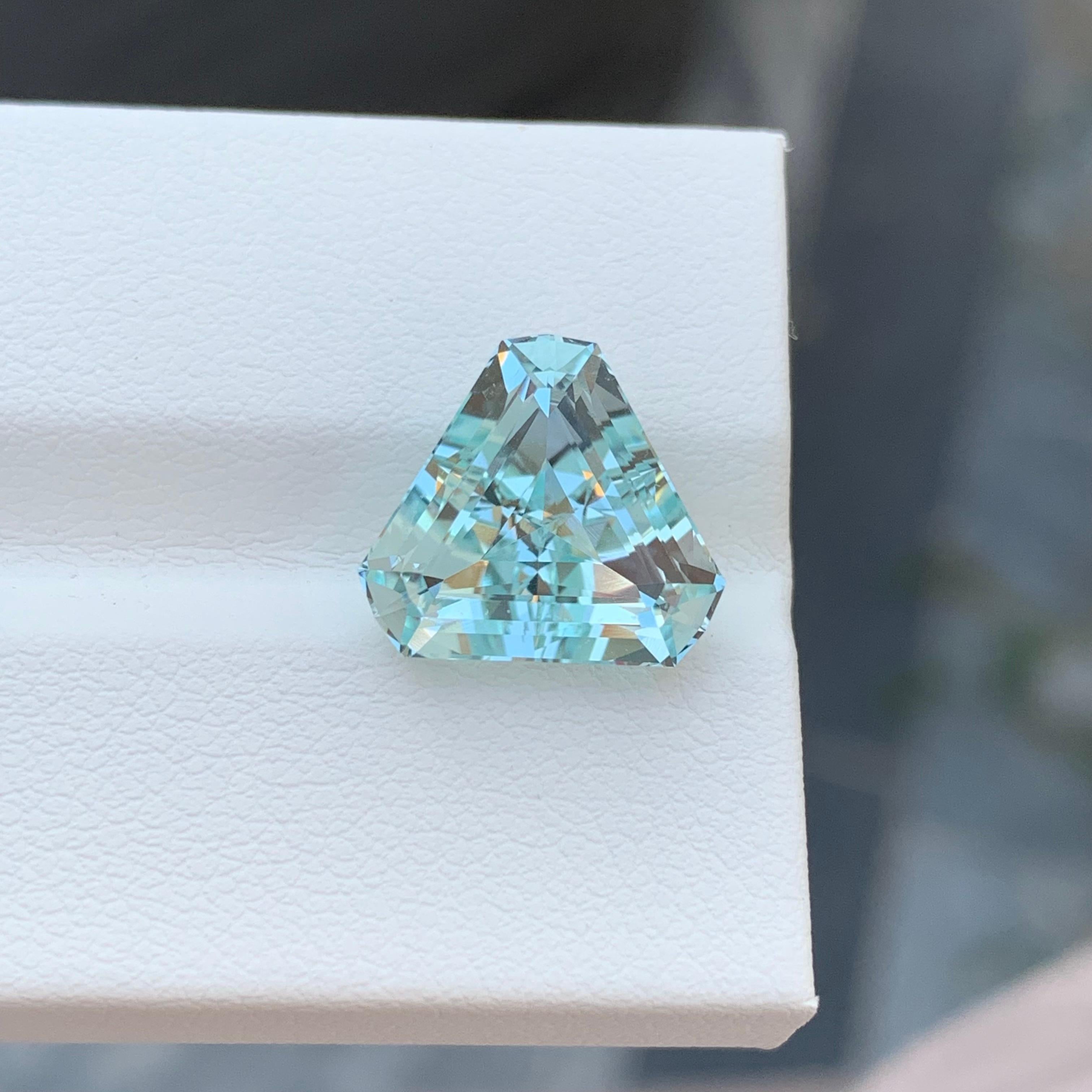 Trillion Cut Natural Loose Aquamarine 5.50 Carat Trillion Shape Gem For Jewellery  For Sale