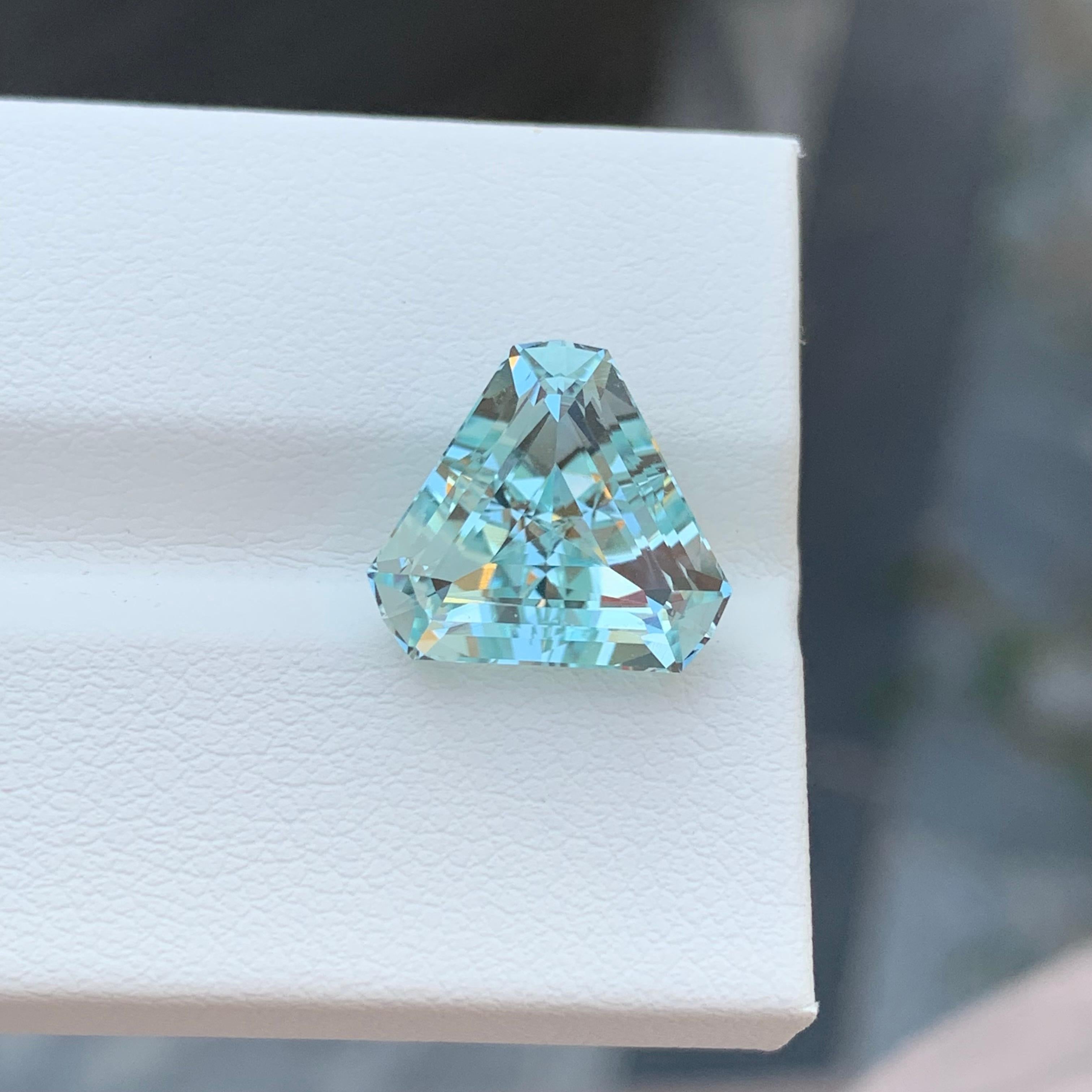 Natural Loose Aquamarine 5.50 Carat Trillion Shape Gem For Jewellery  In New Condition For Sale In Peshawar, PK