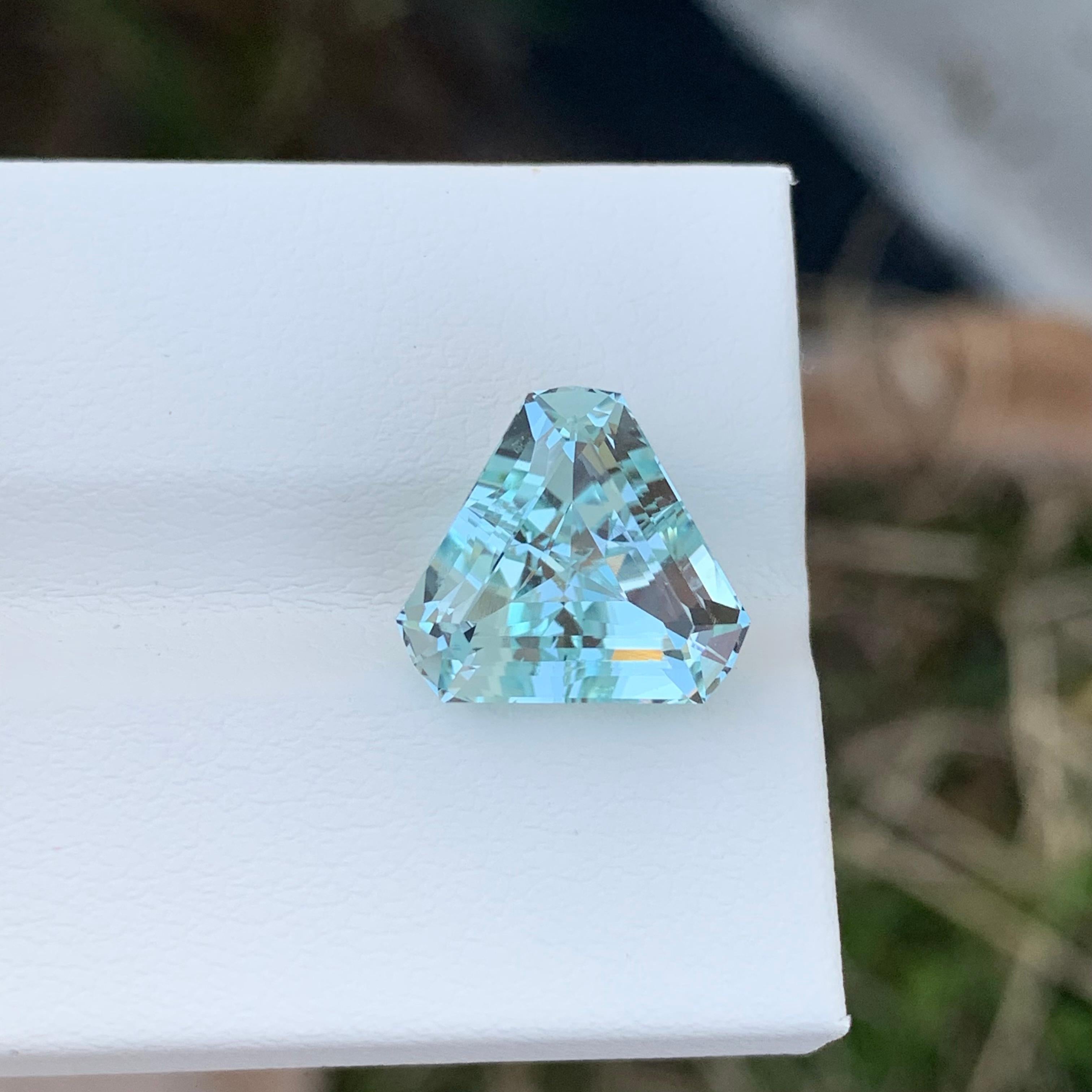 Natural Loose Aquamarine 5.50 Carat Trillion Shape Gem For Jewellery  For Sale 2