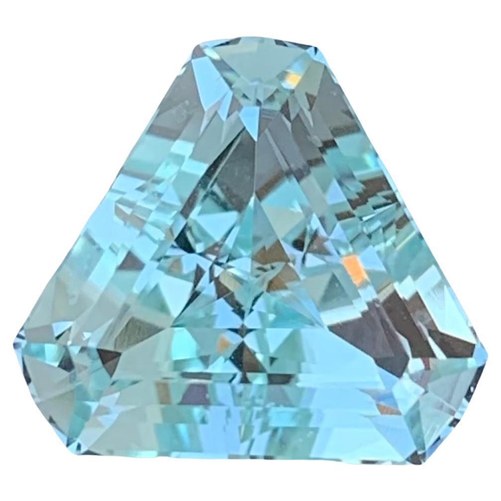 Natural Loose Aquamarine 5.50 Carat Trillion Shape Gem For Jewellery  For Sale