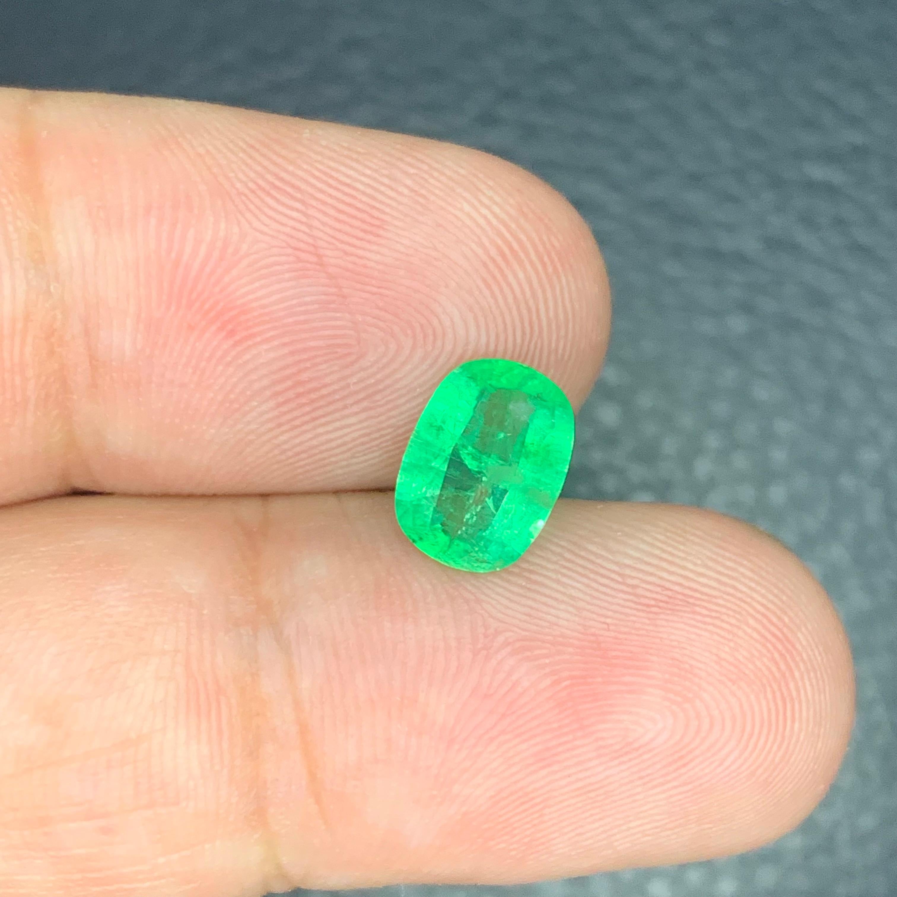 Facettierter Smaragd
Gewicht: 1,60 Karat 
Abmessung: 9.0x6.5x3.8 Mm
Herkunft: Swat Pakistan 
Form: Kissen Oval
Behandlung: Leichtes Öl
Zertifikat: Auf Kundenwunsch
Grüner Smaragd Swat, Pakistan (250 Wörter)

In den üppigen Tälern von Swat in Khyber