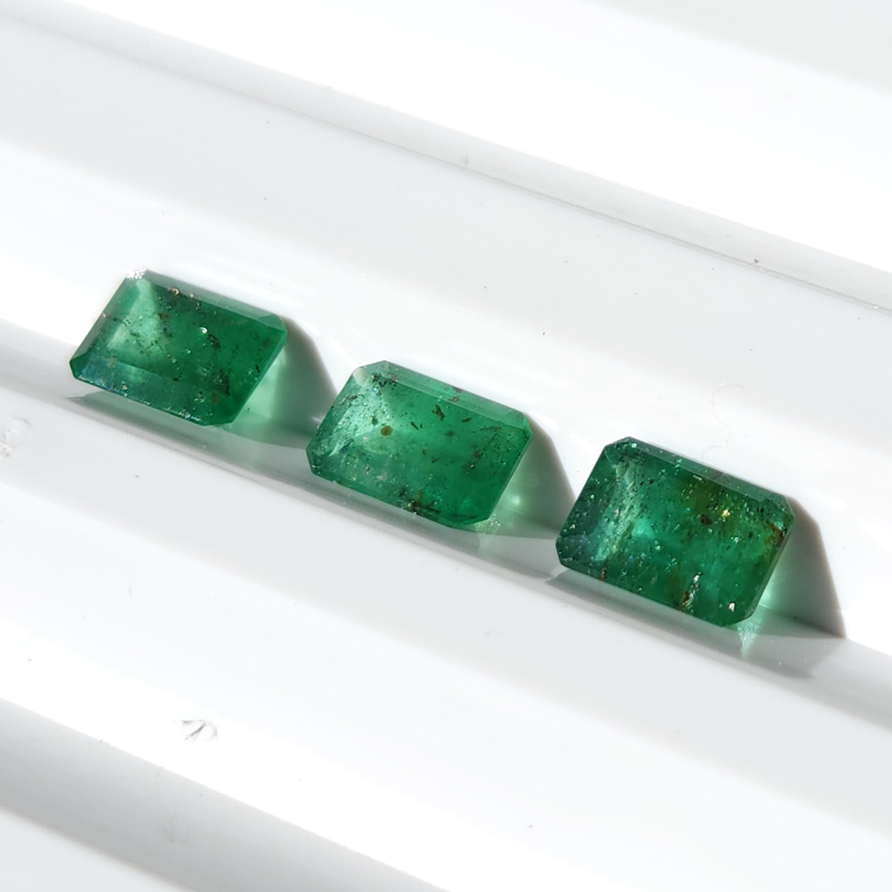 1,82 Karat natürlicher loser Smaragd in strahlender Form, 3 Teile im Zustand „Neu“ im Angebot in רמת גן, IL