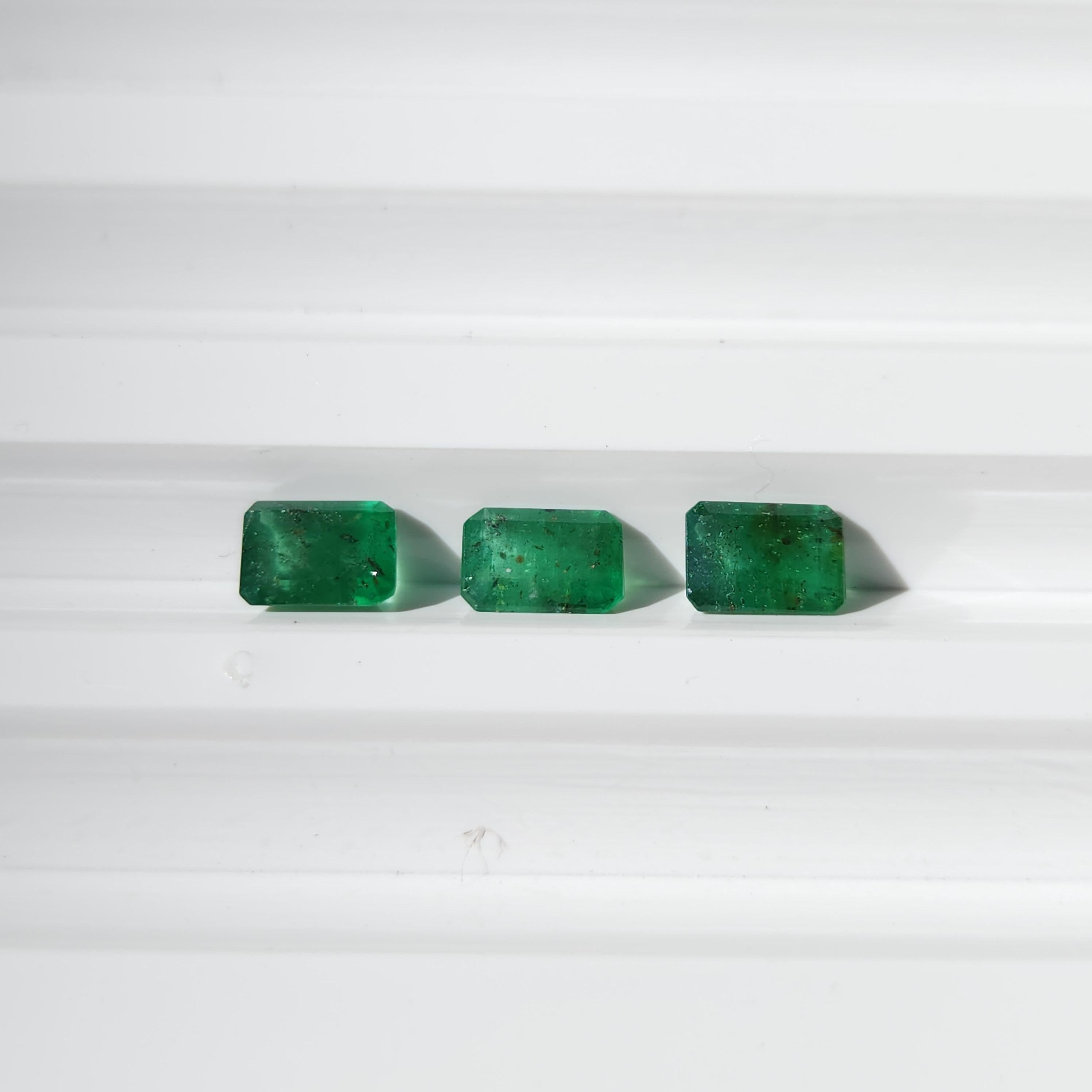Women's or Men's 1.82Ct Natural Loose Emerald Radiant Shape 3 Pcs For Sale