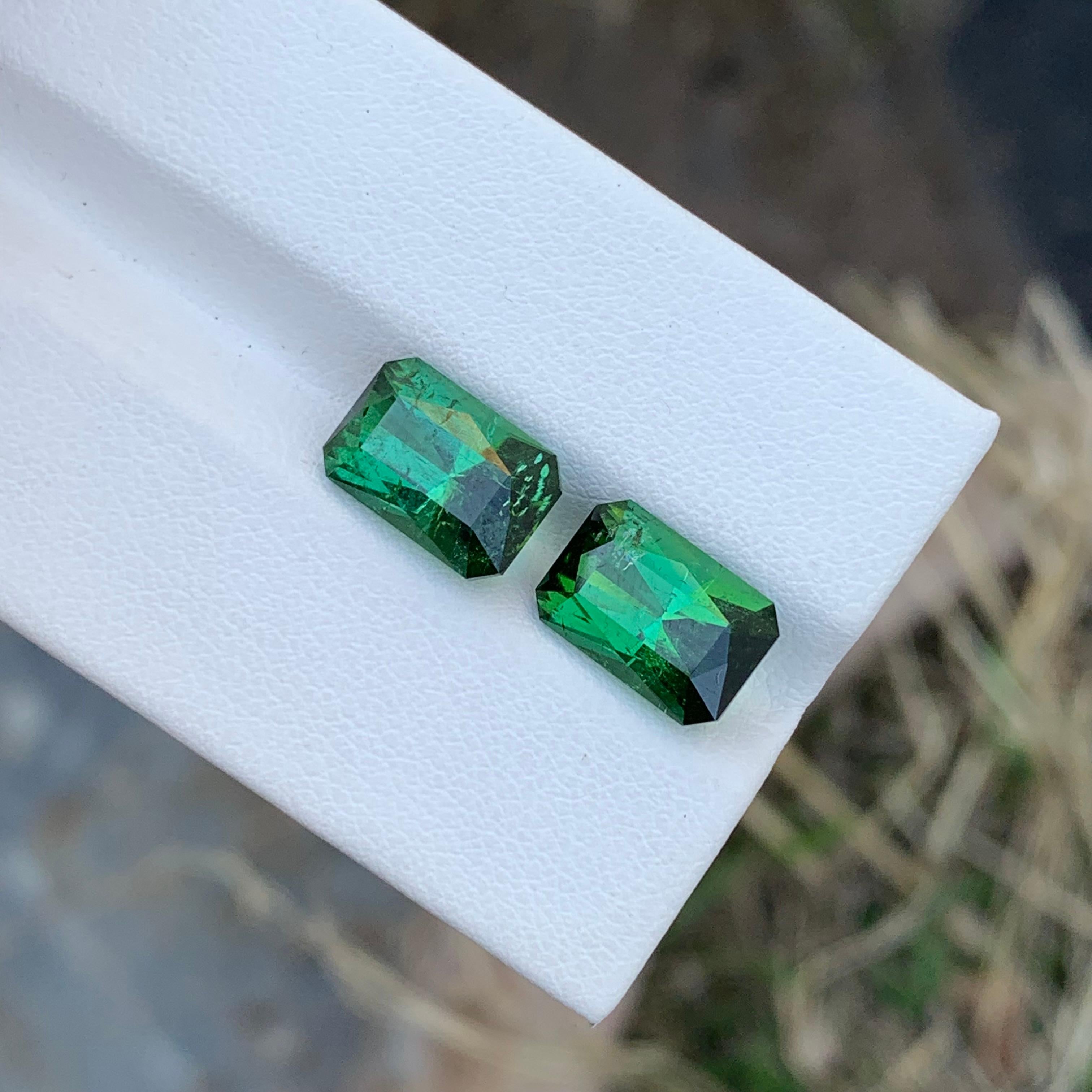 Natürlicher loser grüner Turmalin Paar 8,0 Karat Smaragd Form Edelstein für Ohrringe  im Angebot 1