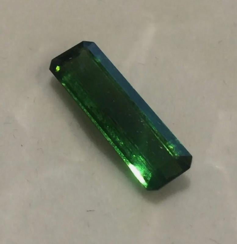 Dimensions : 22mm x 7mm x 4mm 
Poids : 1,1gr. 
Poids en carats : 5,50ct. 