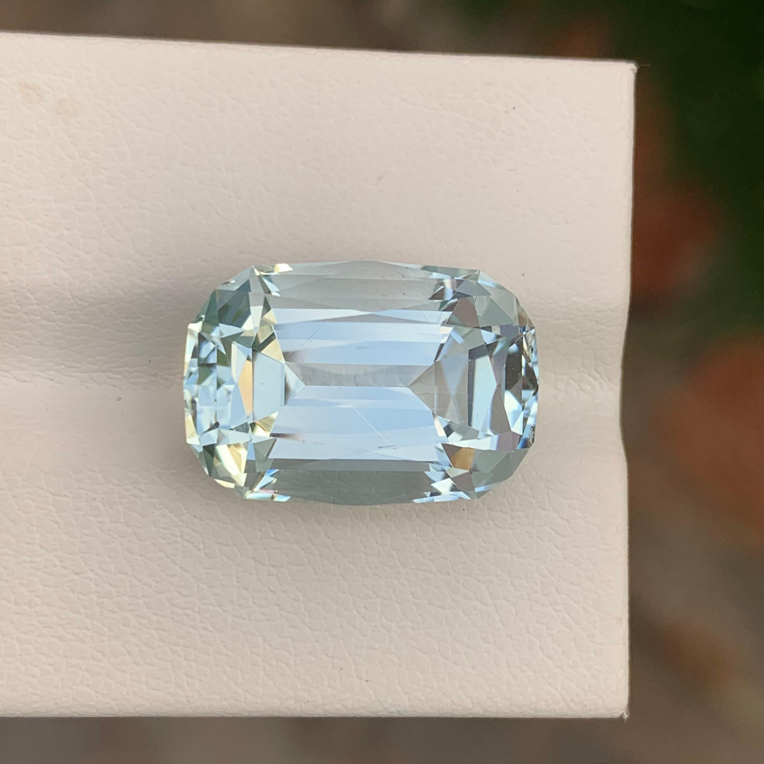 Une grande aigue-marine naturelle non sertie de 12,10 carats de forme coussin pour collier en vente 4