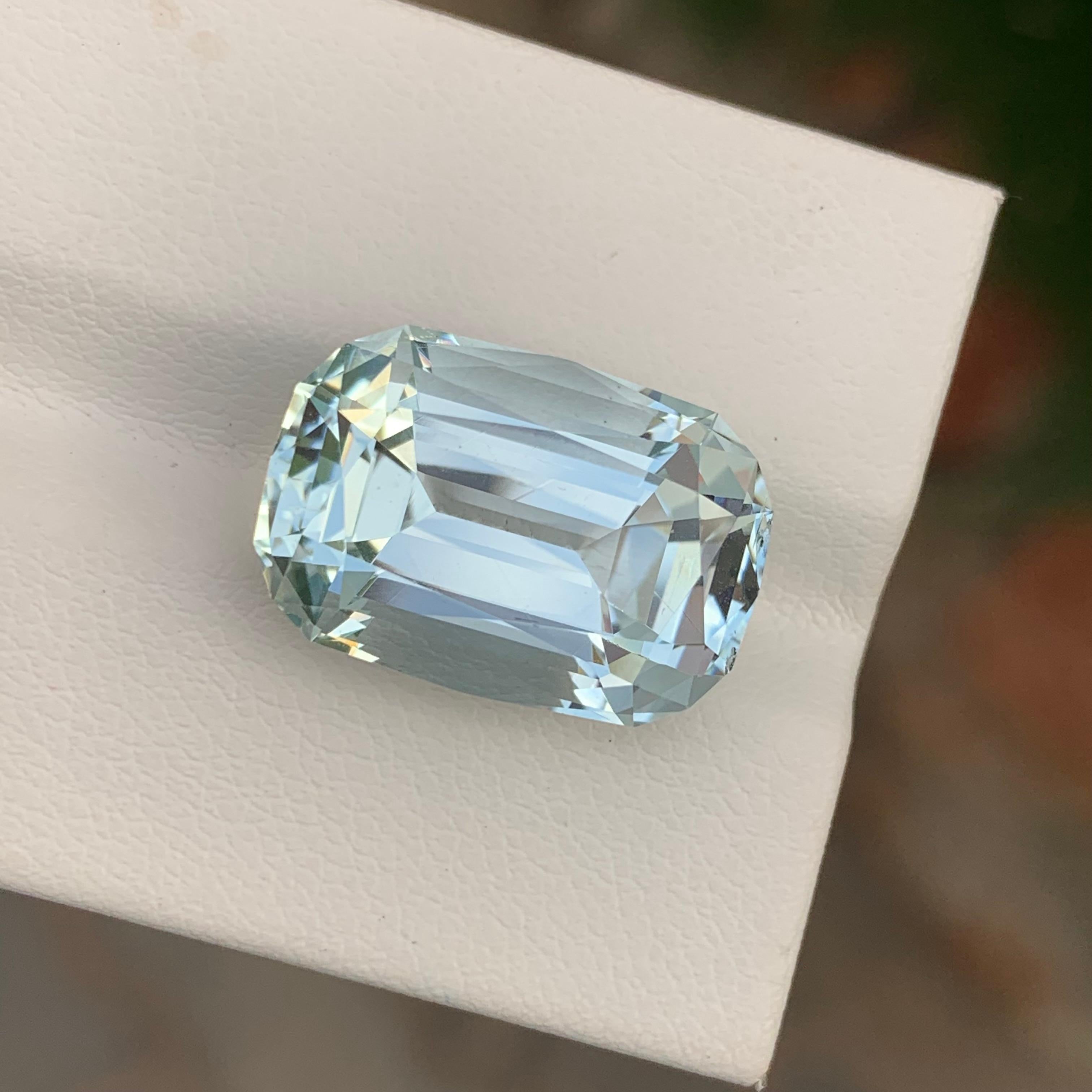 Une grande aigue-marine naturelle non sertie de 12,10 carats de forme coussin pour collier en vente 5