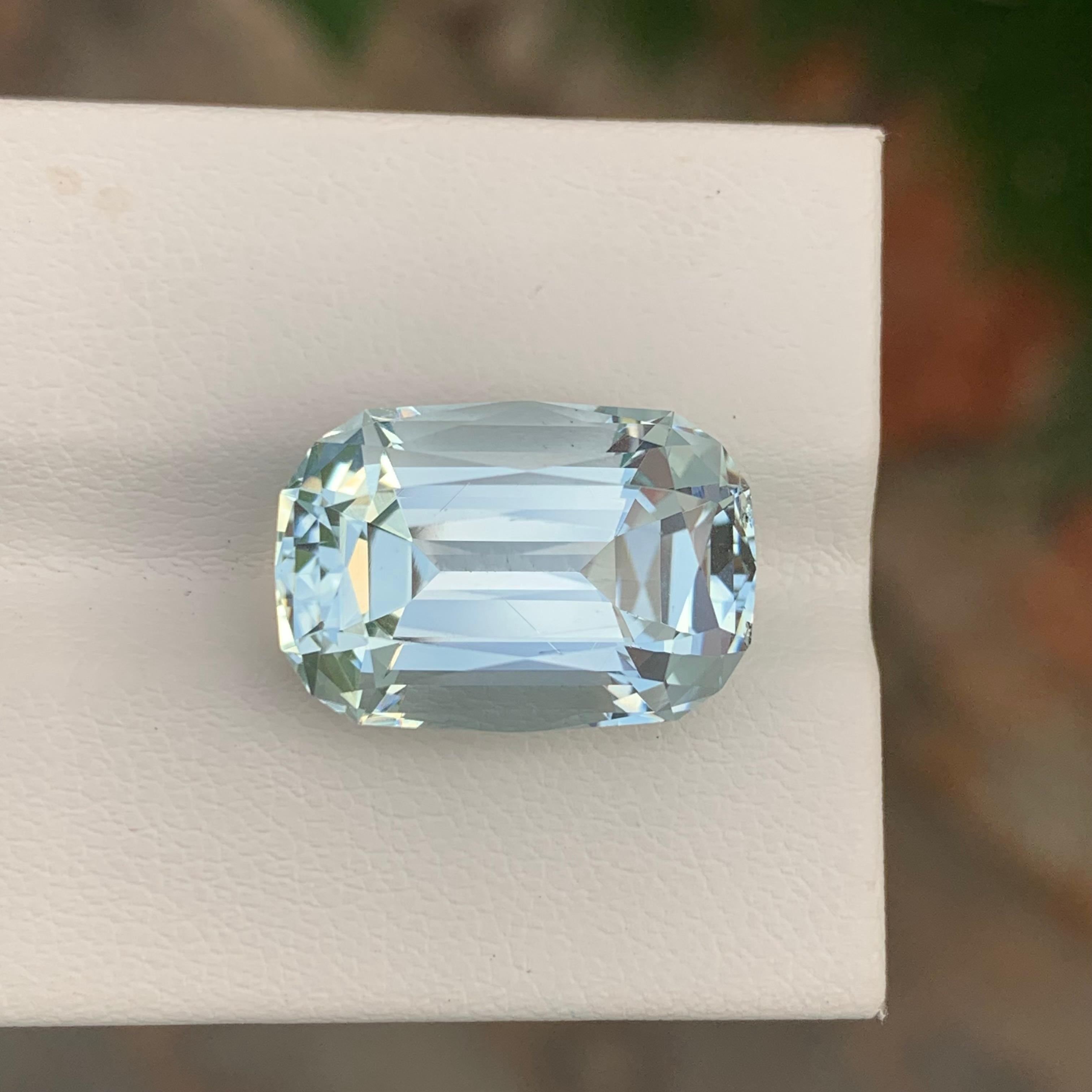 Arts and Crafts Une grande aigue-marine naturelle non sertie de 12,10 carats de forme coussin pour collier en vente
