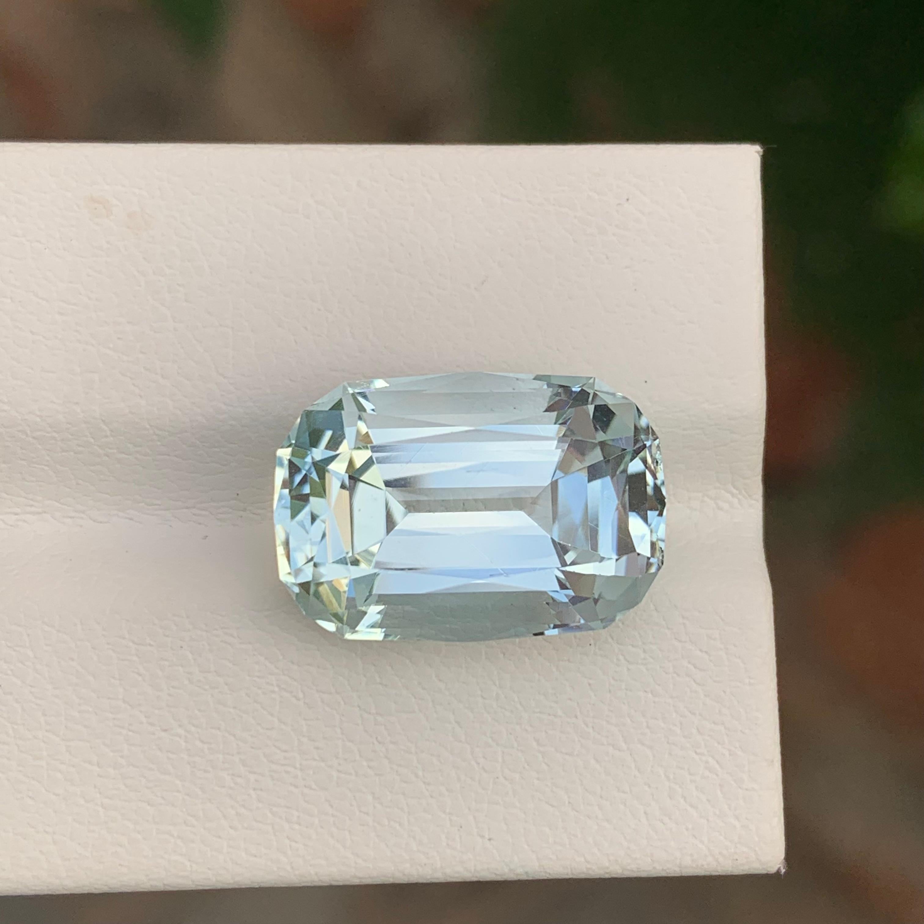 Une grande aigue-marine naturelle non sertie de 12,10 carats de forme coussin pour collier Unisexe en vente