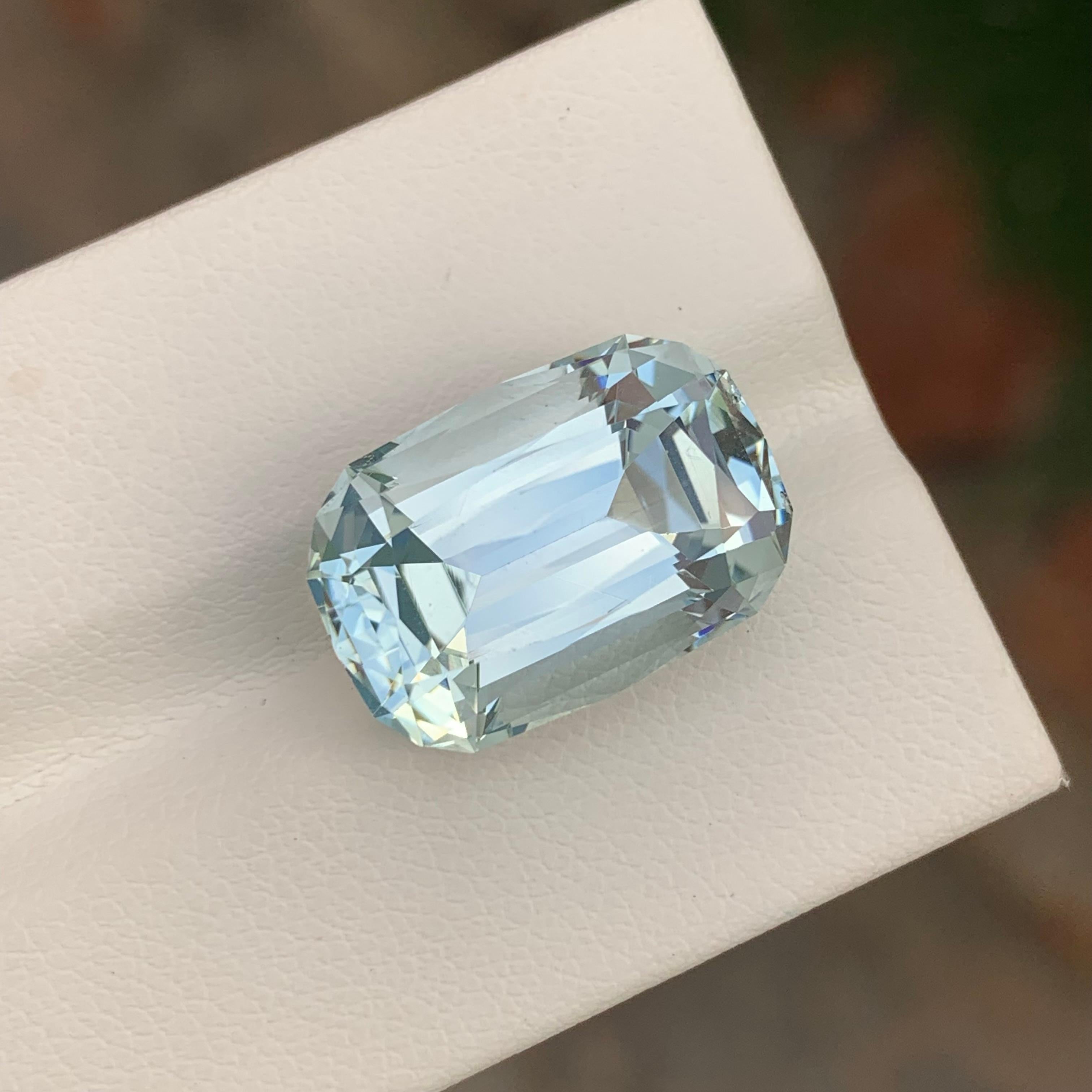 Une grande aigue-marine naturelle non sertie de 12,10 carats de forme coussin pour collier en vente 1