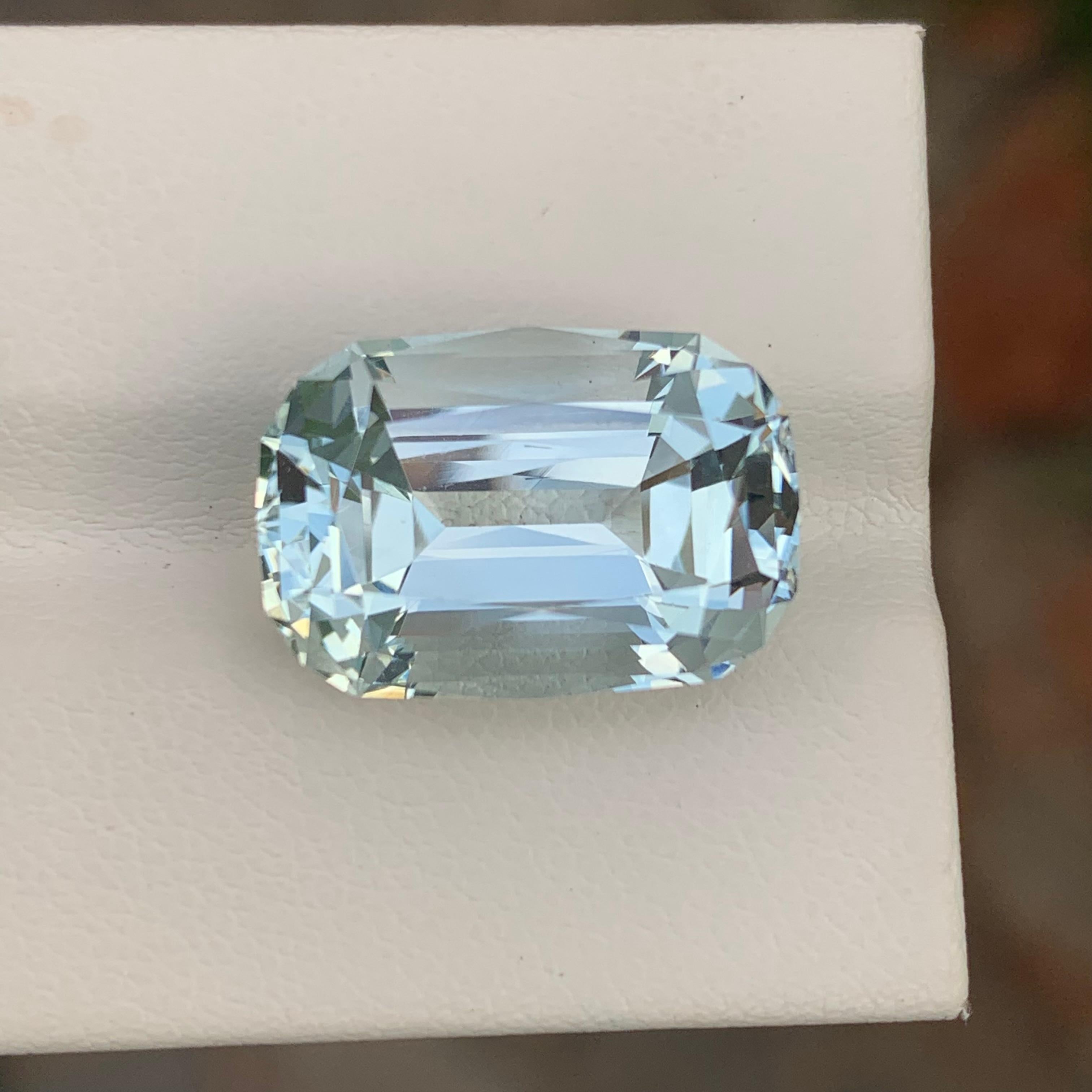 Une grande aigue-marine naturelle non sertie de 12,10 carats de forme coussin pour collier en vente 2