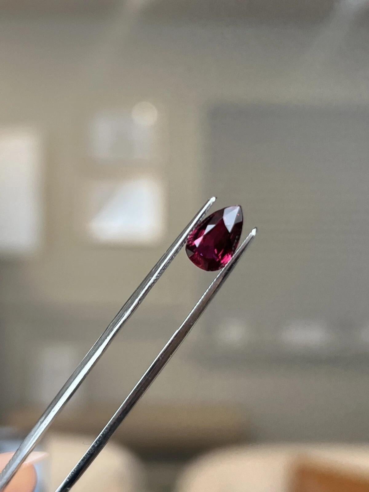 Natural Loose Pear Shape Brilliant 2.35 Carat Purplish Red Ruby en venta 8