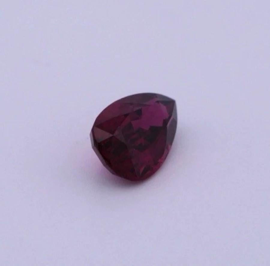 Natural Loose Pear Shape Brilliant 2.35 Carat Purplish Red Ruby Corte pera en venta