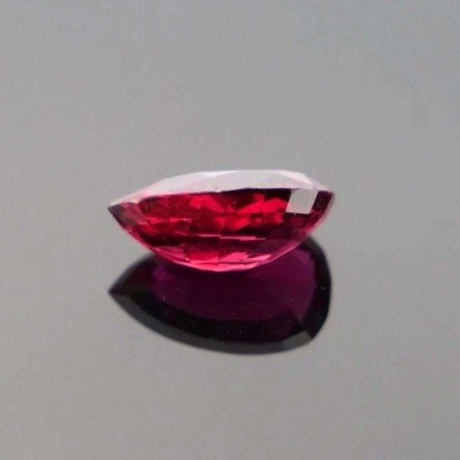 Natural Loose Pear Shape Brilliant 2.35 Carat Purplish Red Ruby en venta 2