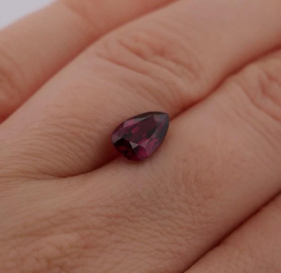 Natural Loose Pear Shape Brilliant 2.35 Carat Purplish Red Ruby en venta 4