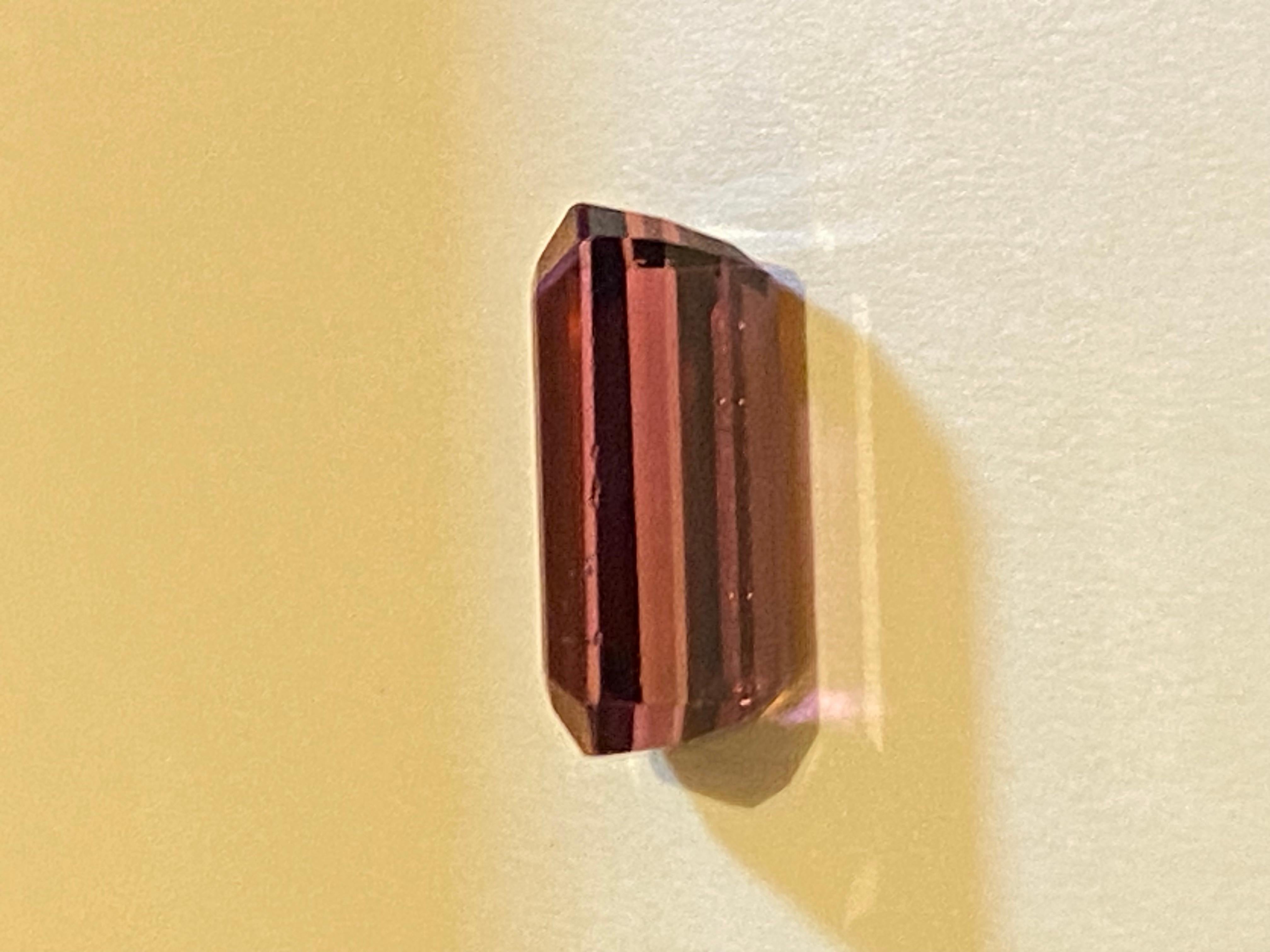 Tourmaline naturelle rouge violacée, taille baguette, 3,00 carats (12 mm x 6,5 mm) Unisexe en vente