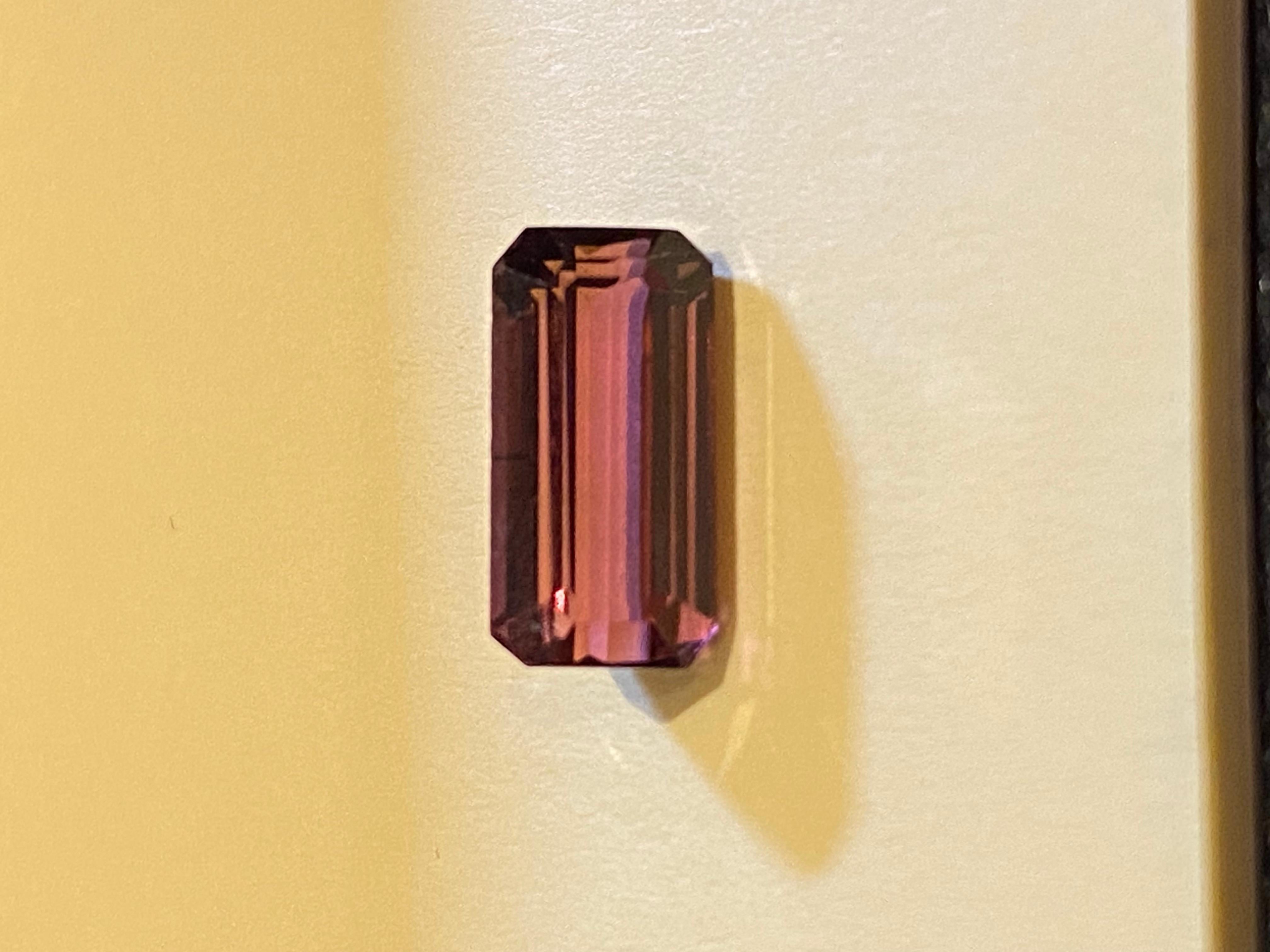 Tourmaline naturelle rouge violacée, taille baguette, 3,00 carats (12 mm x 6,5 mm) en vente 1