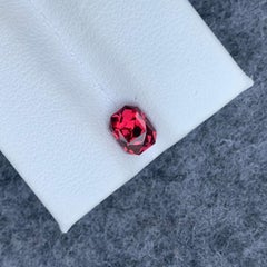 natürlicher loser roter Rhodolith Granat 1,40 Karat Pixel Barschliff