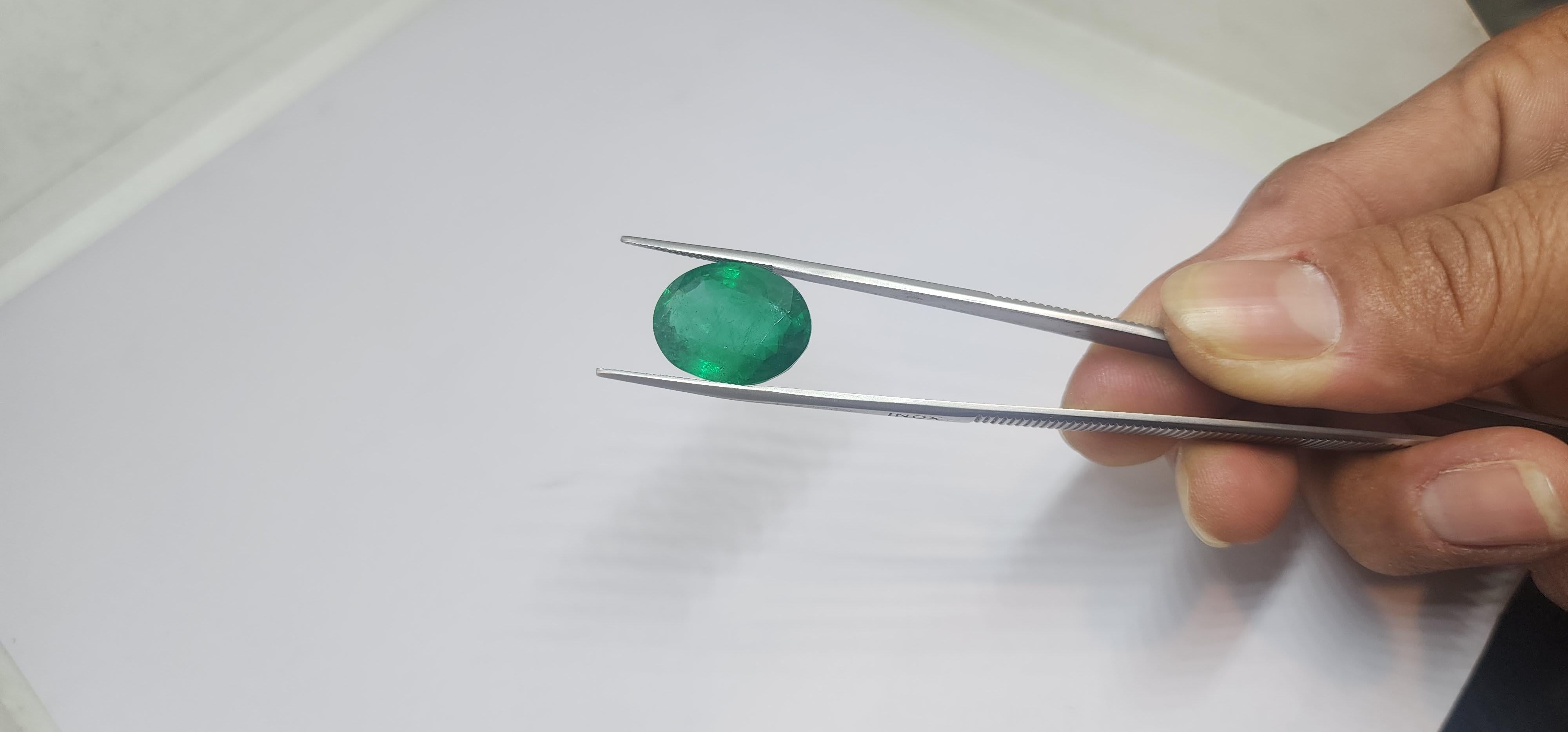 Si tratta di uno splendido pezzo ovale zambiano di alta qualità da 19,10 carati.

È 10 volte meglio della foto. Ho allegato il video per darti maggiore chiarezza. il certificato è anche  disponibile su richiesta. 

seguici divinejewellerylounge 
per