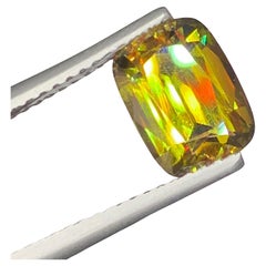 Pierre précieuse Sphène lustrée naturelle : Taille coussin multicolore, 2,53 carats Pierre précieuse Sphène lustrée naturelle : Taille coussin multicolore, 2,53 carats