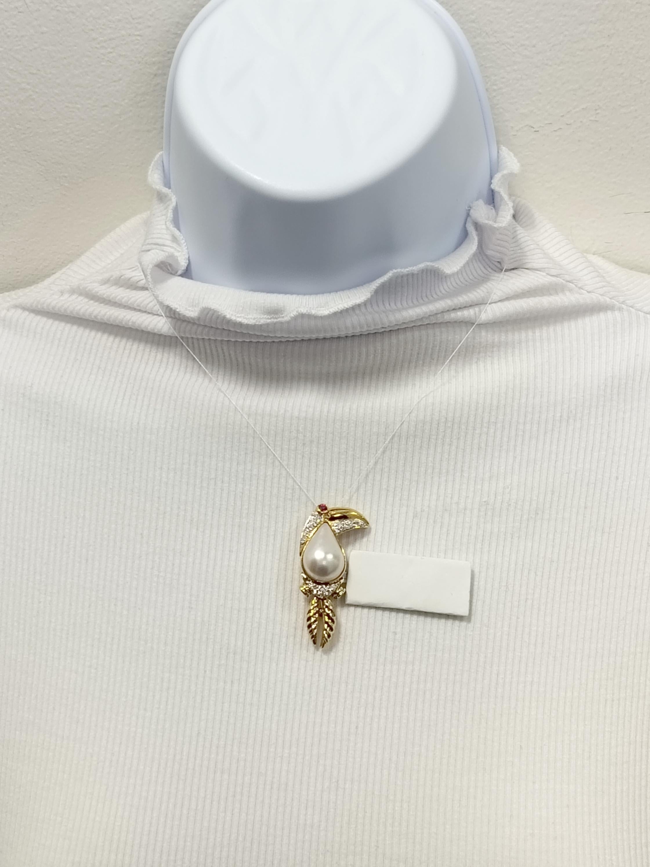 Wunderschöne Tukan-Brosche mit einer großen birnenförmigen weißen Mabe-Perle und 0,35 ct. weißen runden Diamanten von guter Qualität.  Handgefertigt in 18k Gelbgold.  Das ist eine lustige und einzigartige Brosche!
