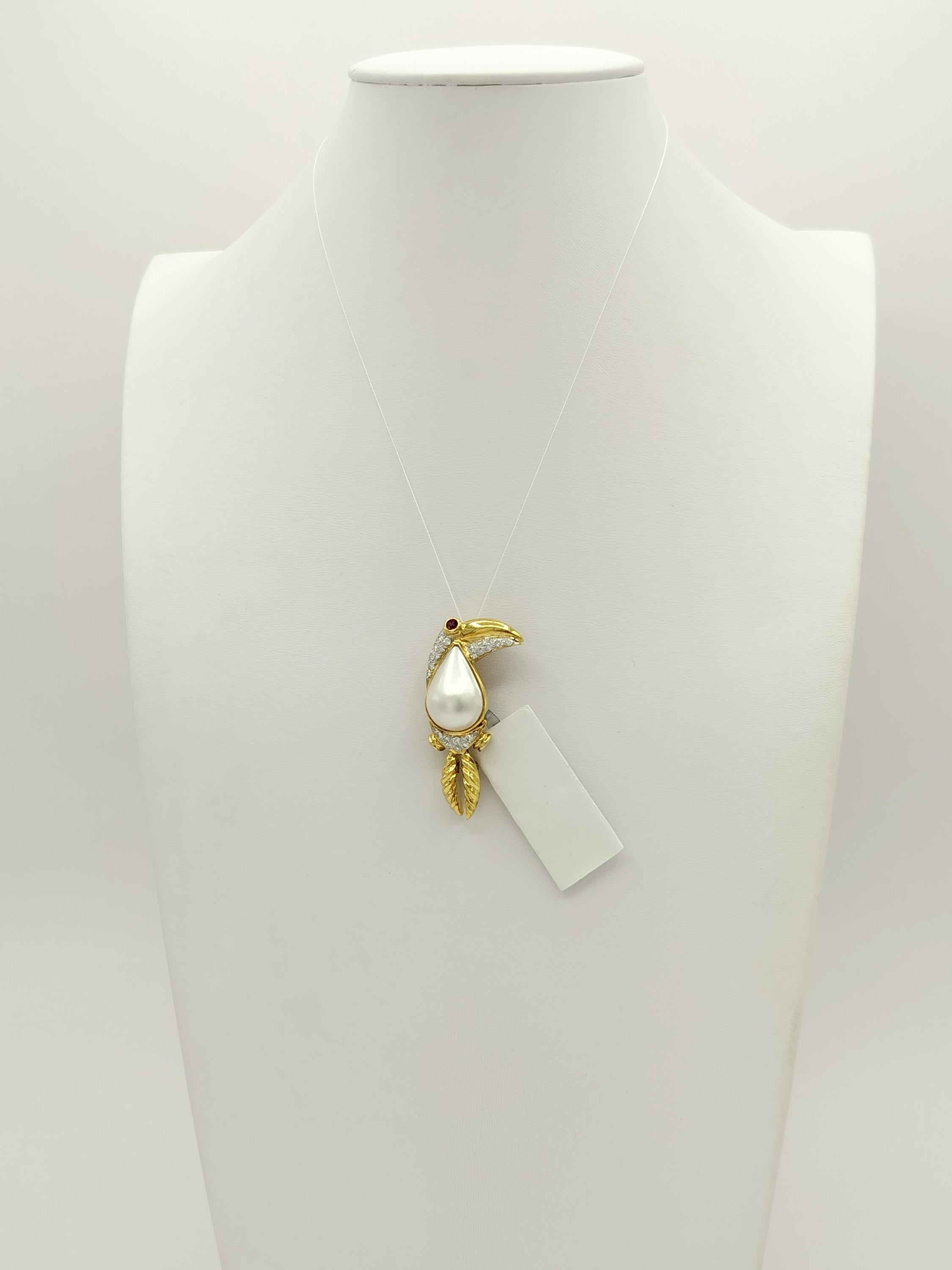 Natural Mabe Pearl and White Diamond Toucan Brooch in 18K Yellow Gold For Sale 1