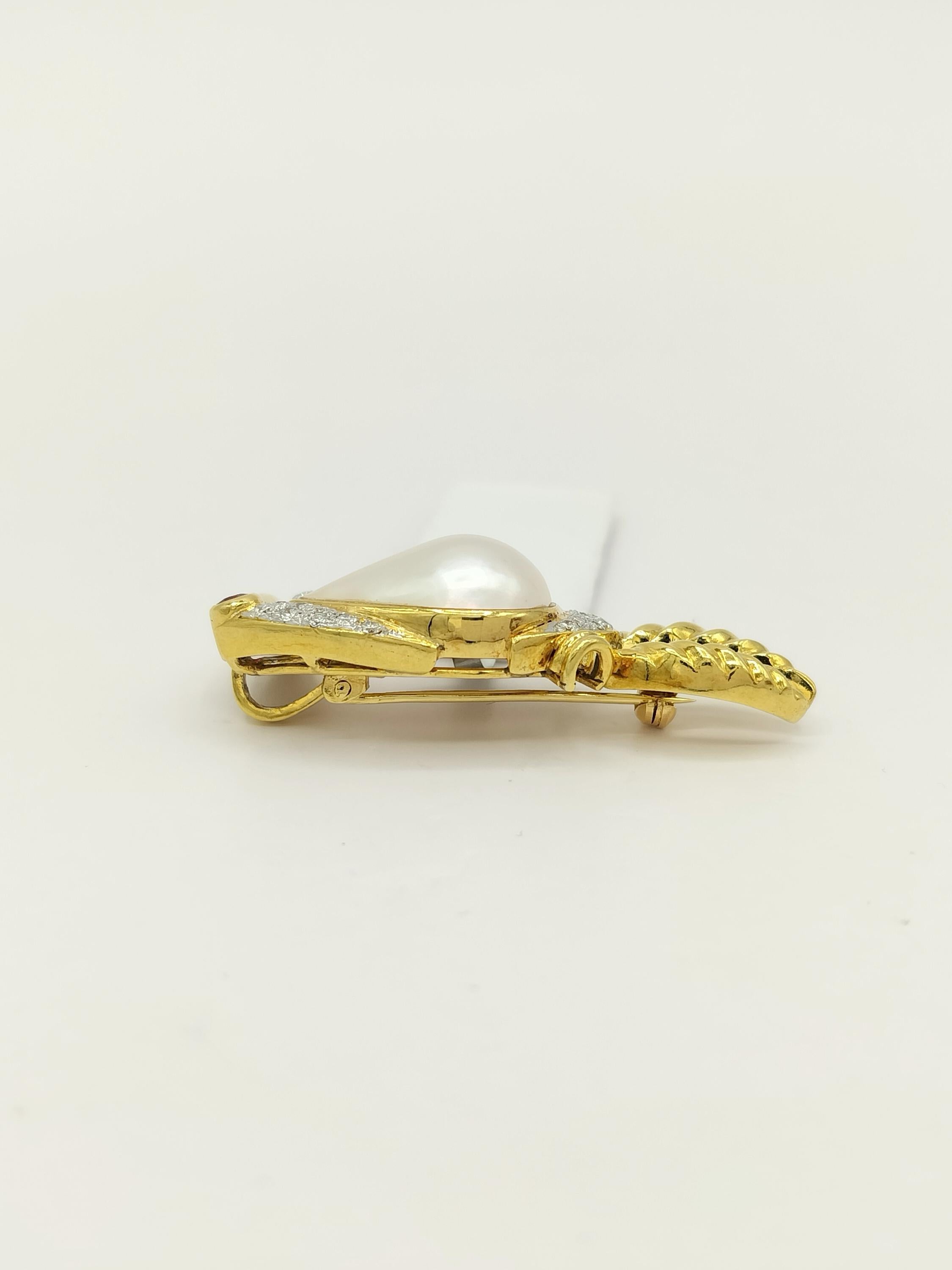 Toucan-Brosche aus 18 Karat Gelbgold mit natürlicher Mabe-Perle und weißem Diamant im Angebot 2