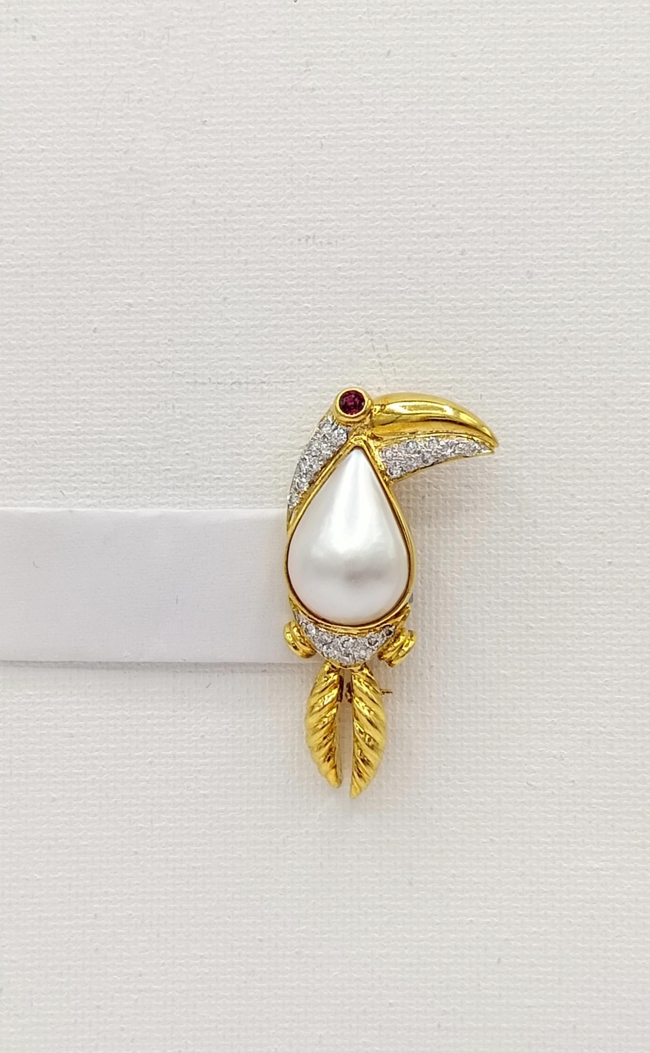 Toucan-Brosche aus 18 Karat Gelbgold mit natürlicher Mabe-Perle und weißem Diamant im Angebot 3