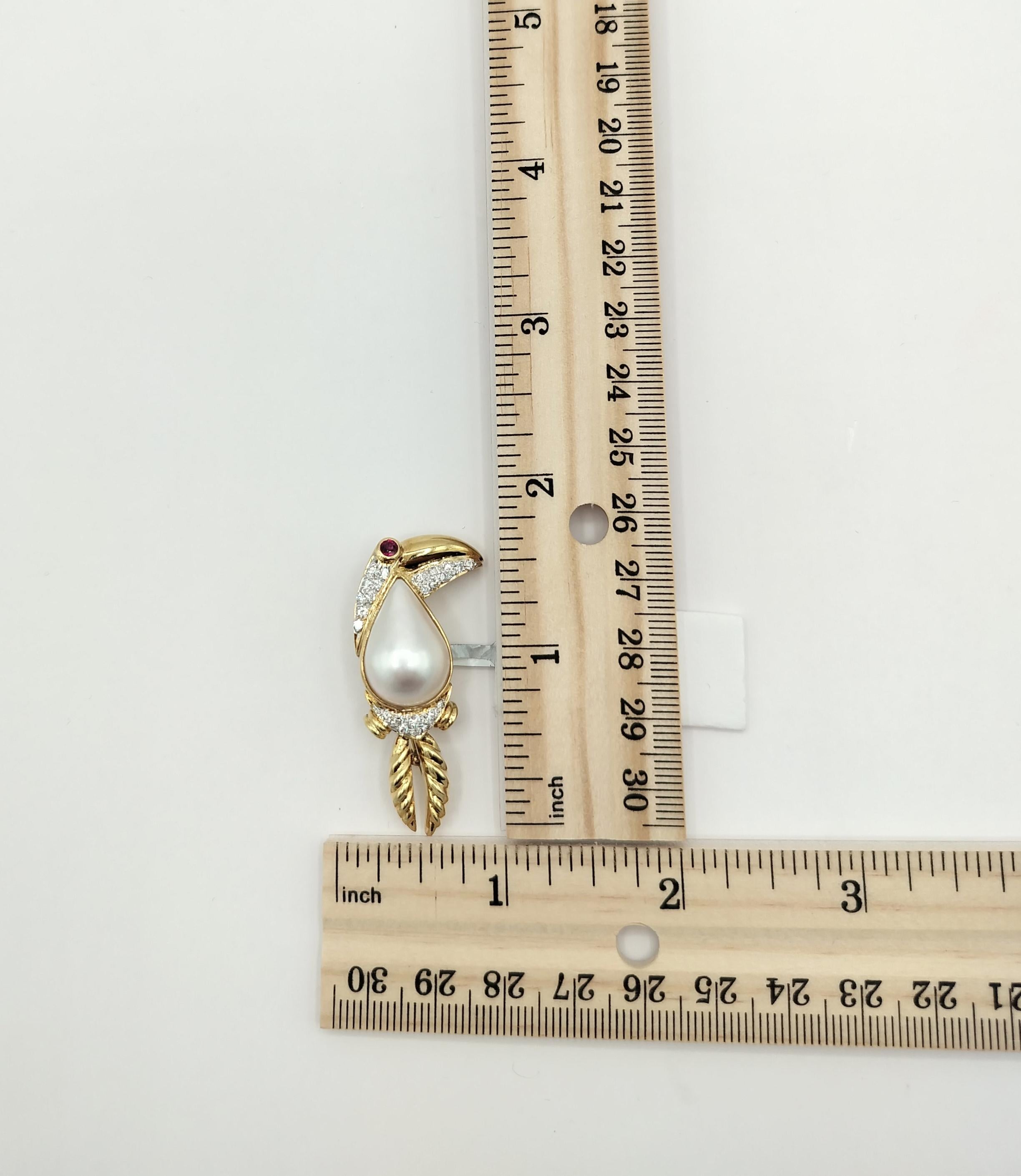 Toucan-Brosche aus 18 Karat Gelbgold mit natürlicher Mabe-Perle und weißem Diamant im Angebot 4