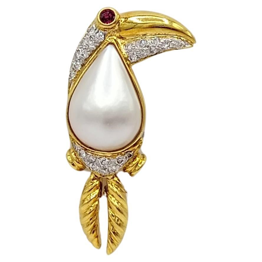 Toucan-Brosche aus 18 Karat Gelbgold mit natürlicher Mabe-Perle und weißem Diamant im Angebot