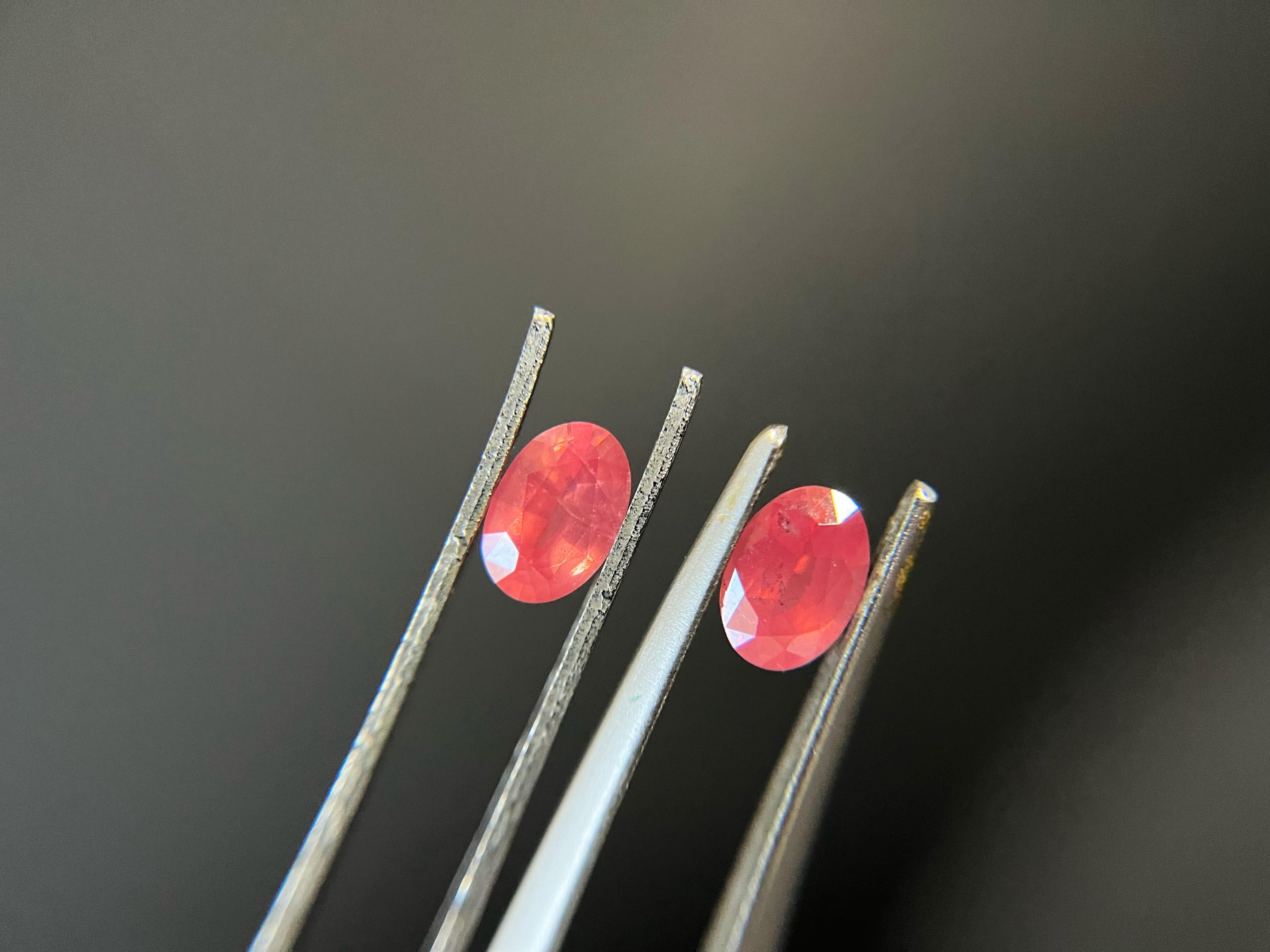 Presentamos nuestras exquisitas espinelas Mahenge, con un impresionante color rosa neón anaranjado que sin duda atraerá todas las miradas. Estas gemas son una auténtica belleza, con un matiz intenso y vibrante que rara vez se encuentra en otras