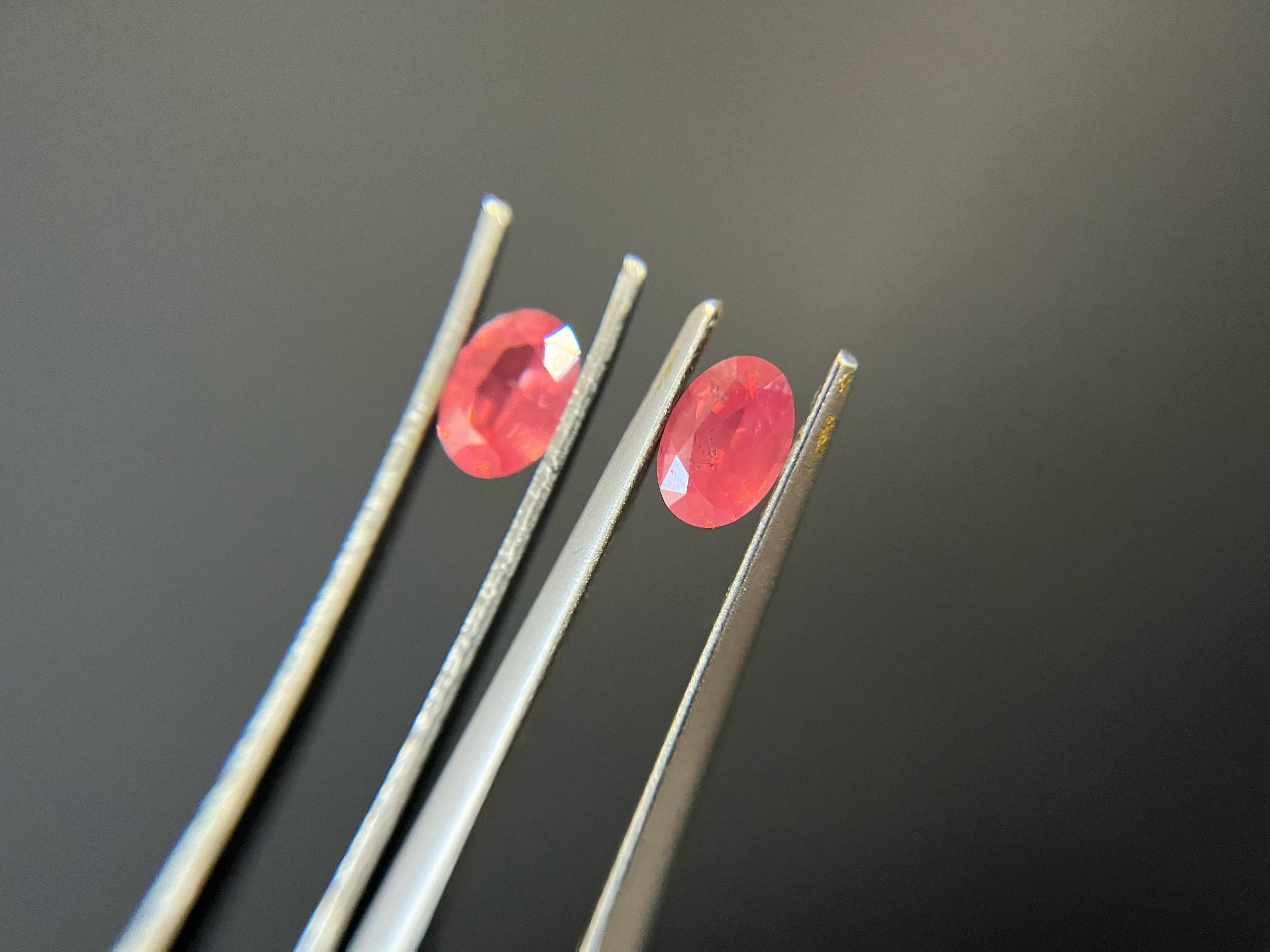 Par de gemas naturales de espinela mahenge para pendientes, fabricación de joyas Corte oval en venta