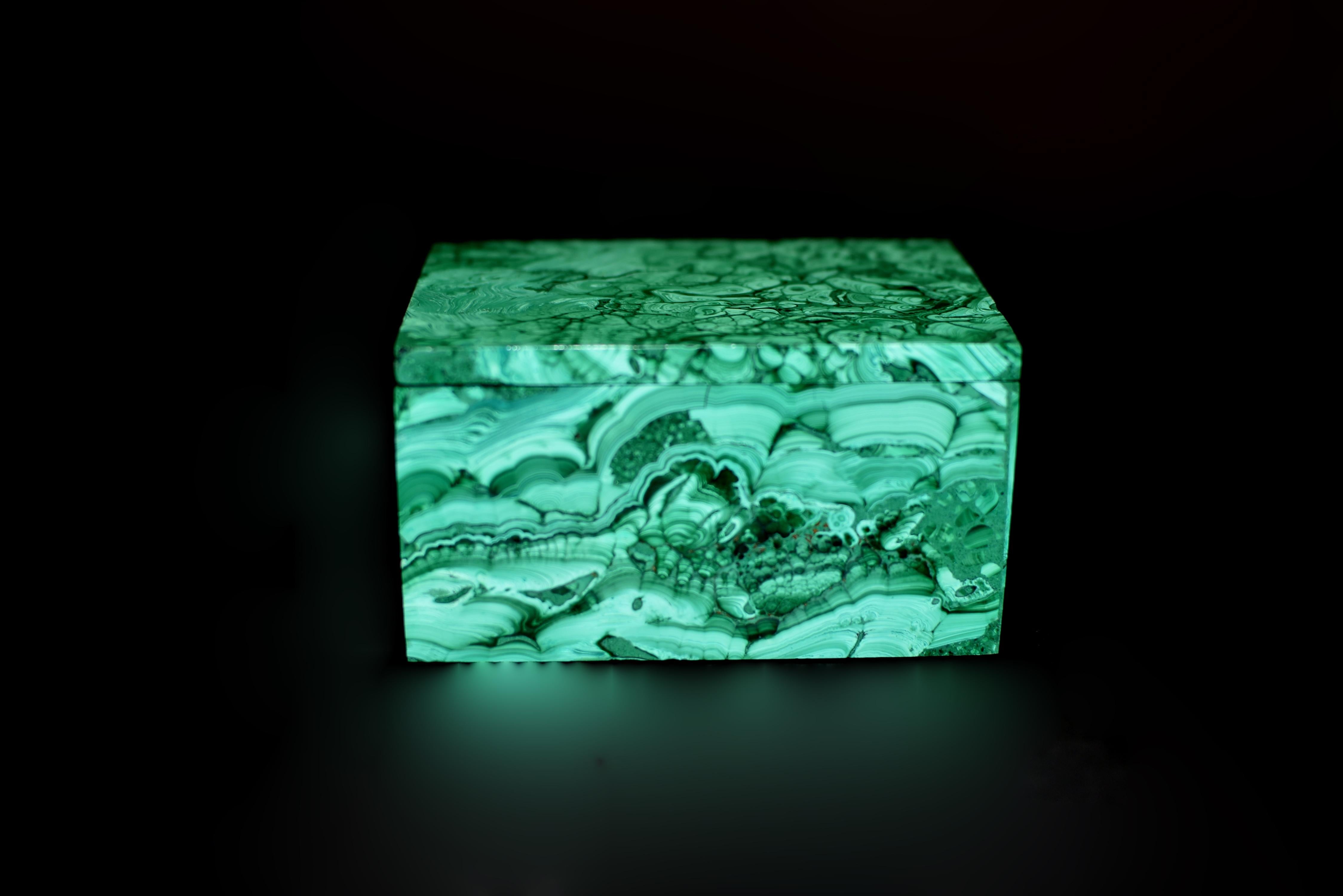 Un cofanetto assolutamente bellissimo, realizzato in vera malachite naturale. Di colore insolitamente chiaro, questo raro esemplare mostra intricati strati di motivi vorticosi che affascinano l'occhio. Il coperchio mostra una formazione