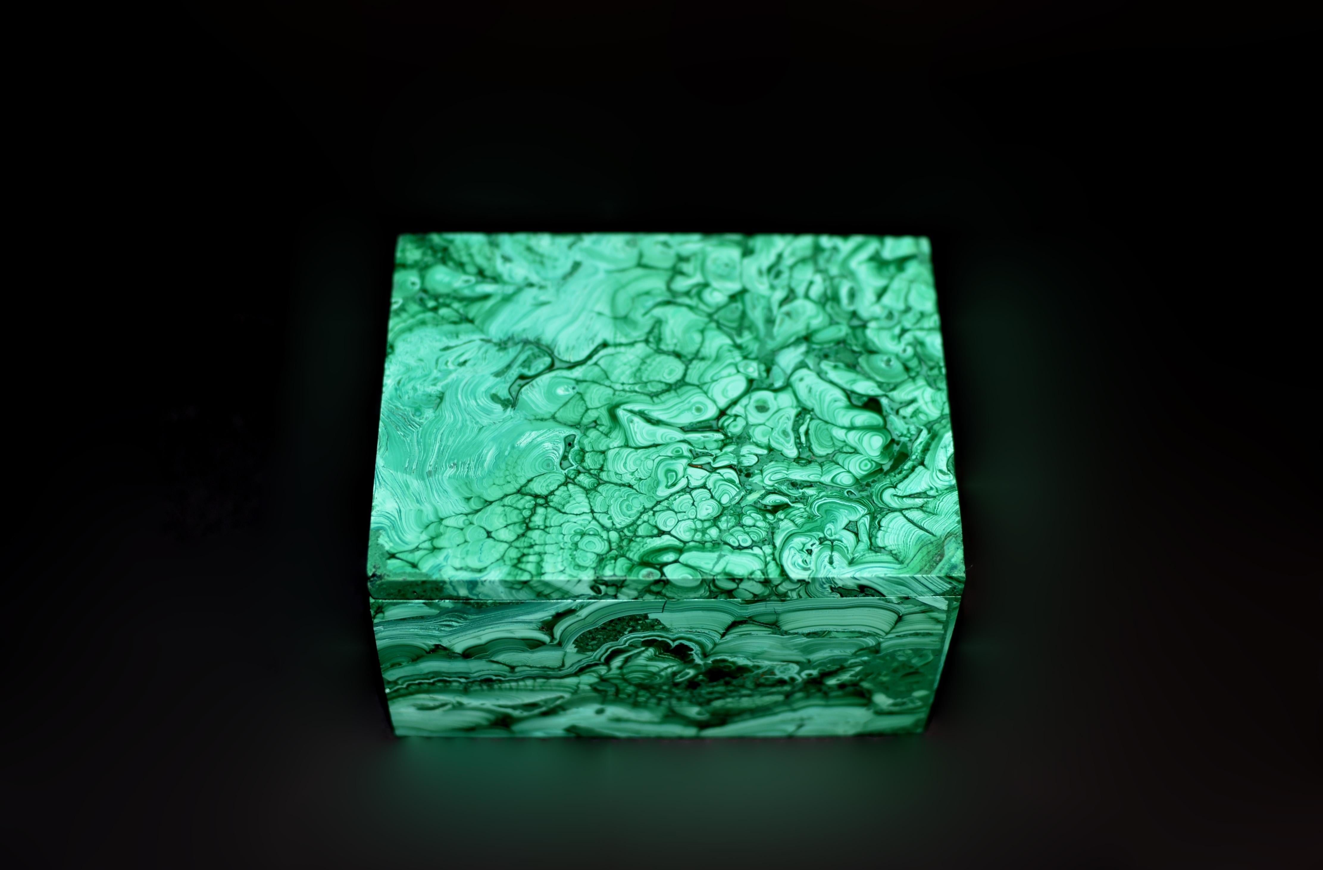 Moderno Scatola di malachite naturale con cellule in vendita