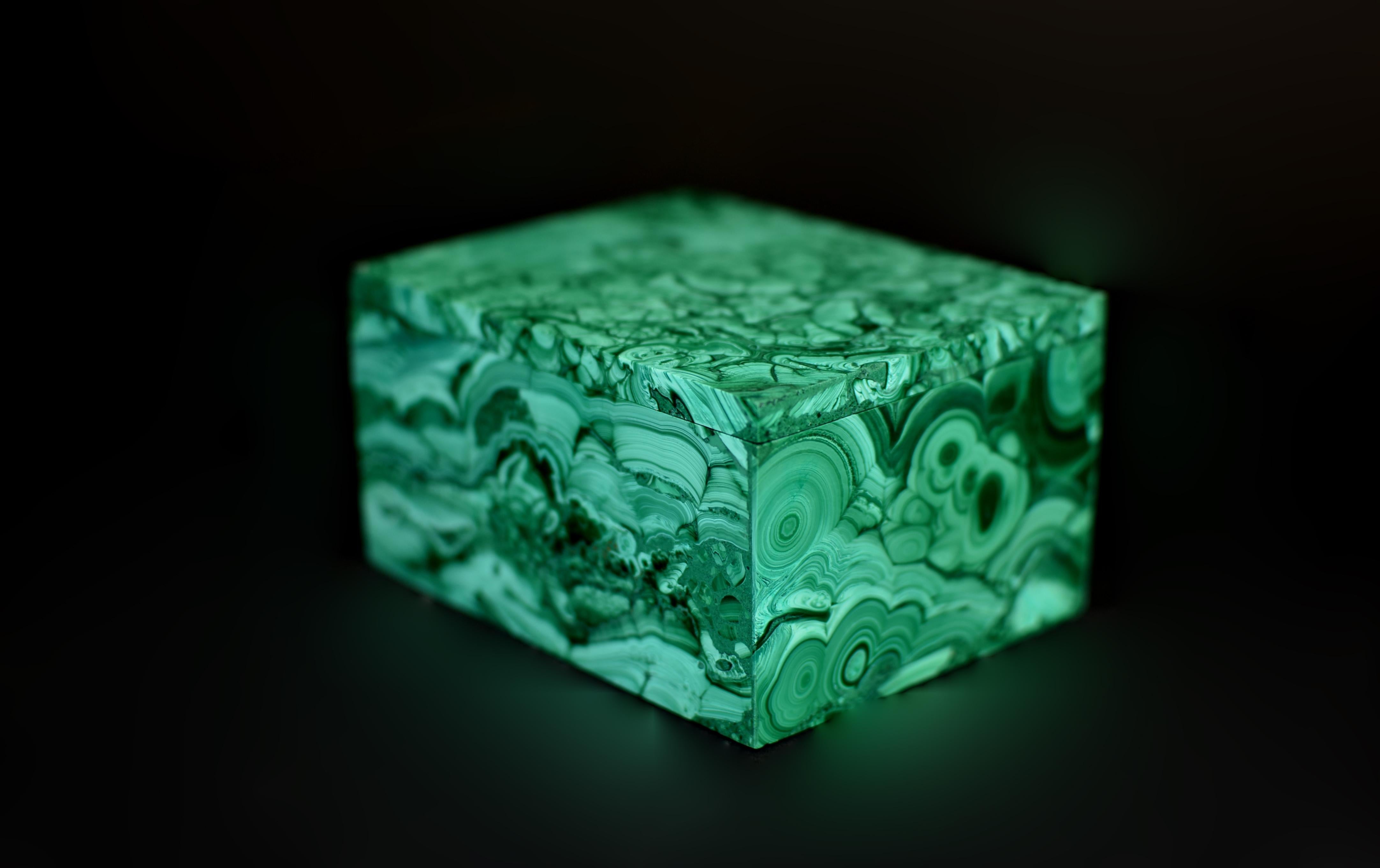 Italiano Scatola di malachite naturale con cellule in vendita