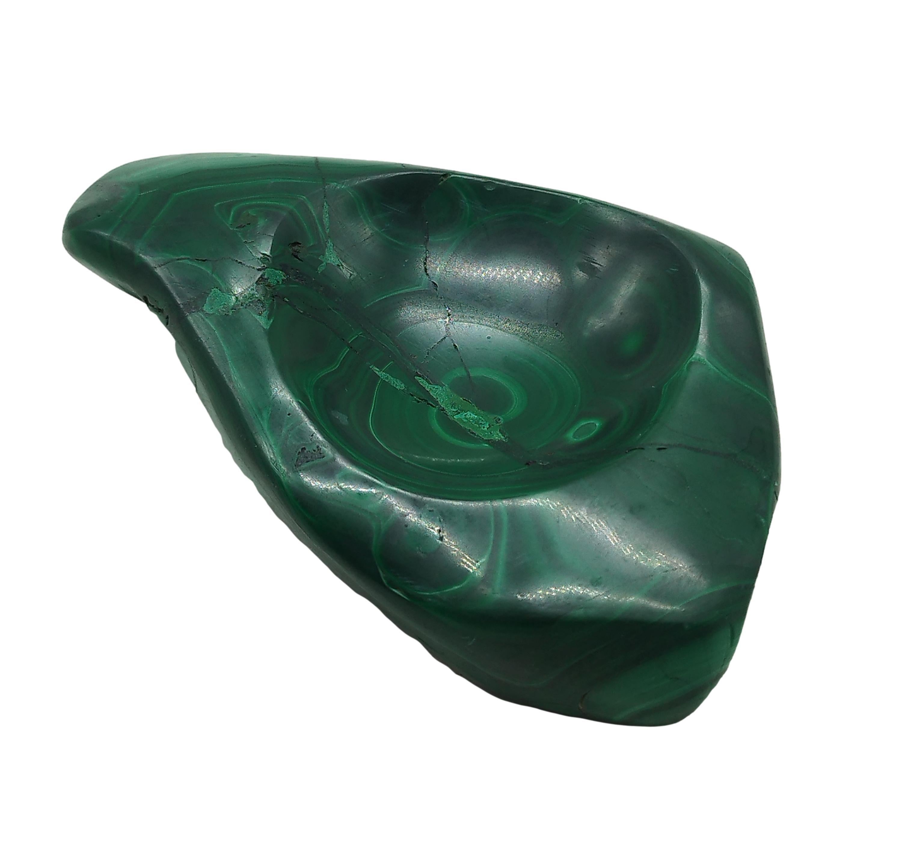 Malaquita masiva única procedente de las minas de cobre del antiguo Congo. Piedra natural. Perfecto como objeto decorativo o para puros y cigarrillos. Es una mezcla de piezas brutalistas y pulidas.Desgaste acorde con la edad y el uso. Astillado