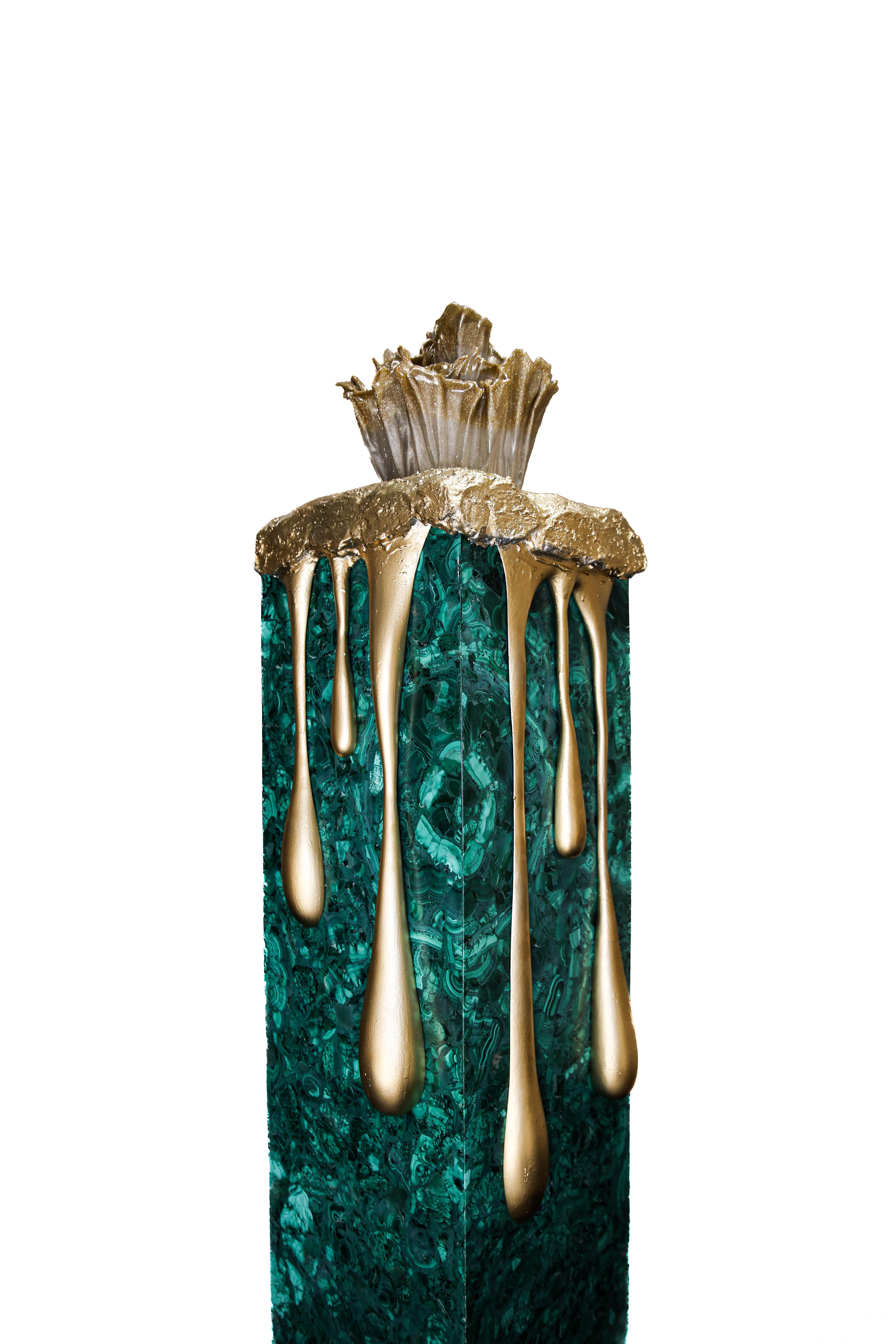 Lámpara larga hecha con malaquita natural de alta calidad, adornada con una escultura de resina hecha a mano con efecto de llama y gotas de vela hechas con resina. 