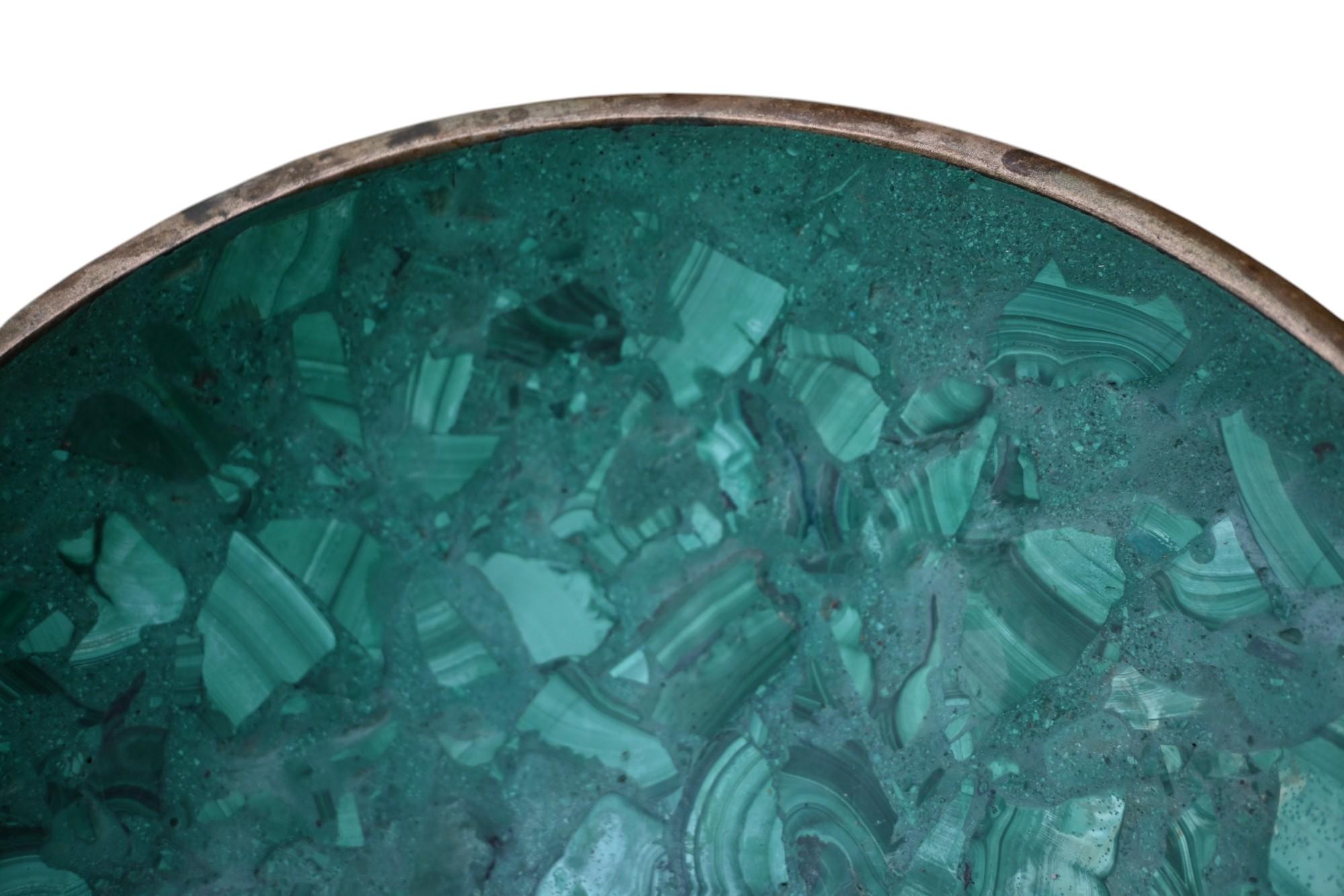 Nature rotonde  ciotola in pietra malachite o Vide Poche con bordo in ottone.
Questa malachite è stata trovata nella Repubblica Democratica del Congo
Can può essere utilizzato come vide-poche, portacaramelle o portagioie.
Profondo  colore verde