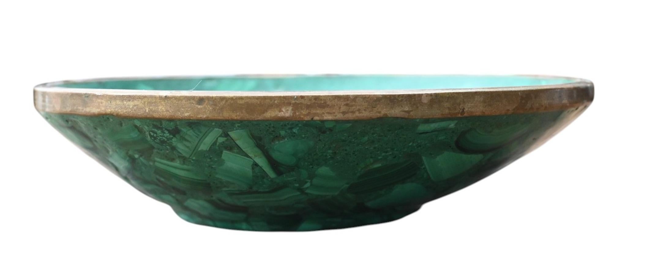 Intagliato Ciotola rotonda in malachite Nature  con bordo in ottone, anni '50 in vendita