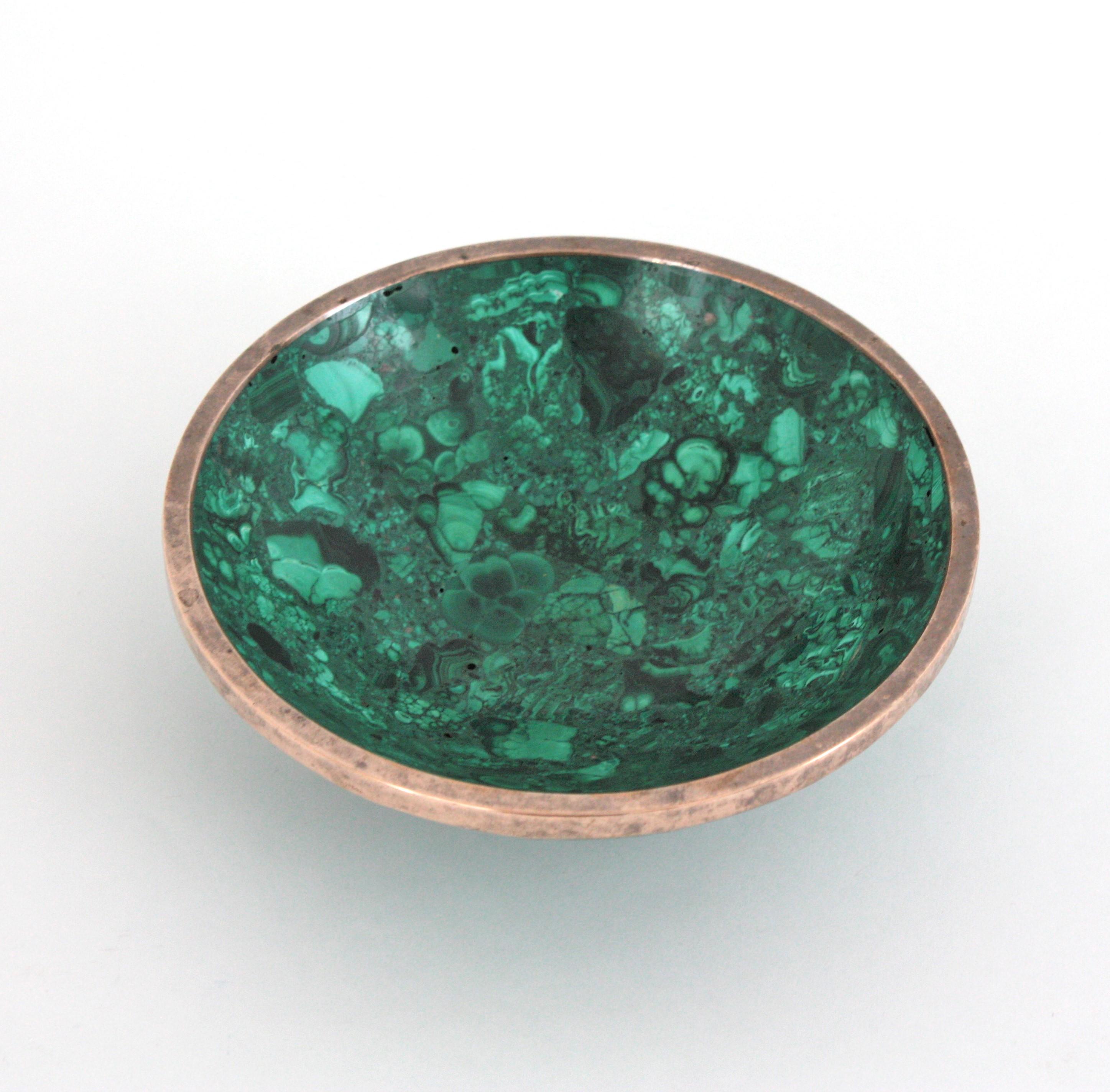 Ciotola rotonda in pietra malachite naturale / Vide-Poche con bordo in metallo, anni '50 in vendita 2