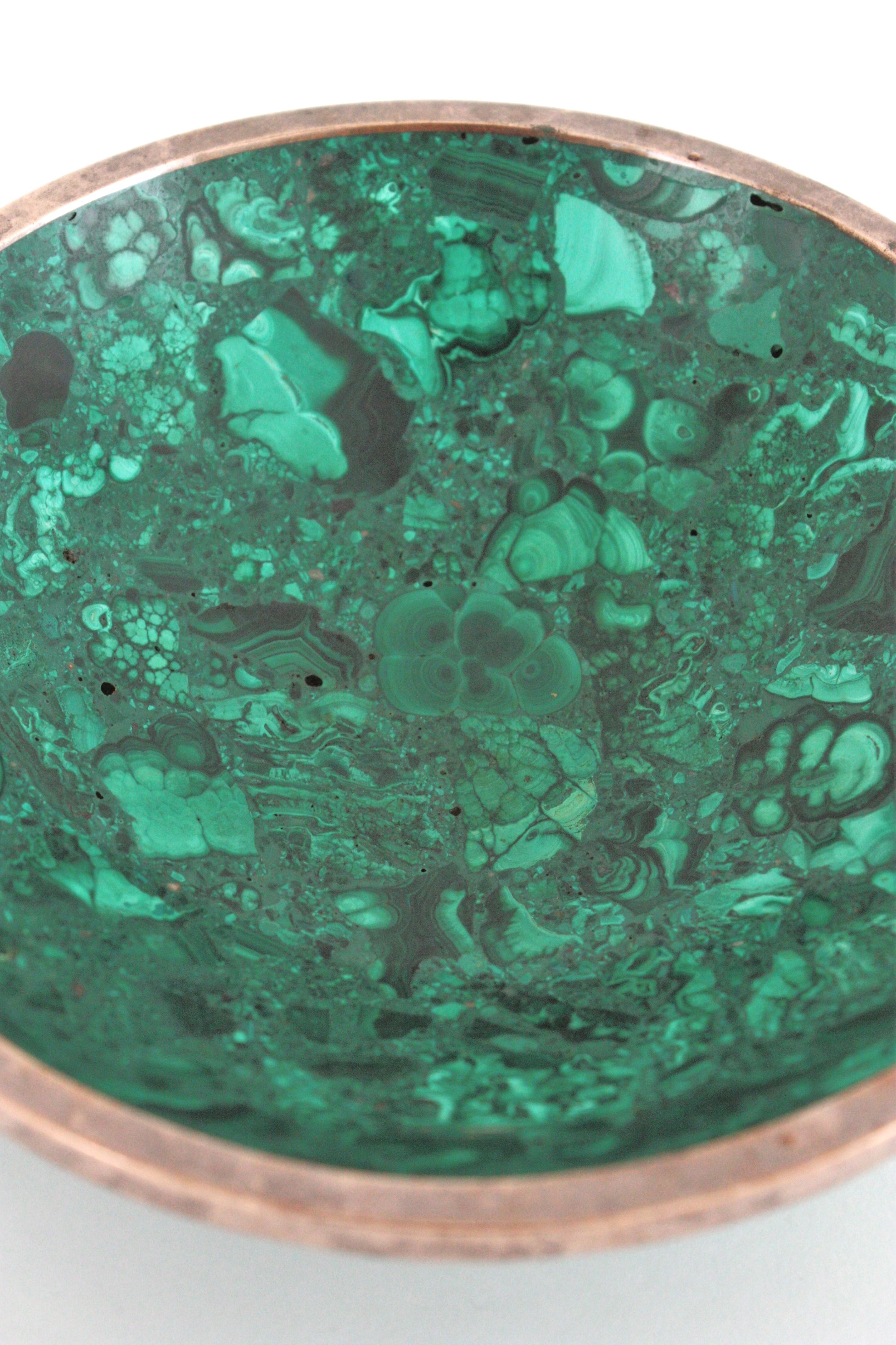 Ciotola rotonda in pietra malachite naturale / Vide-Poche con bordo in metallo, anni '50 in vendita 3