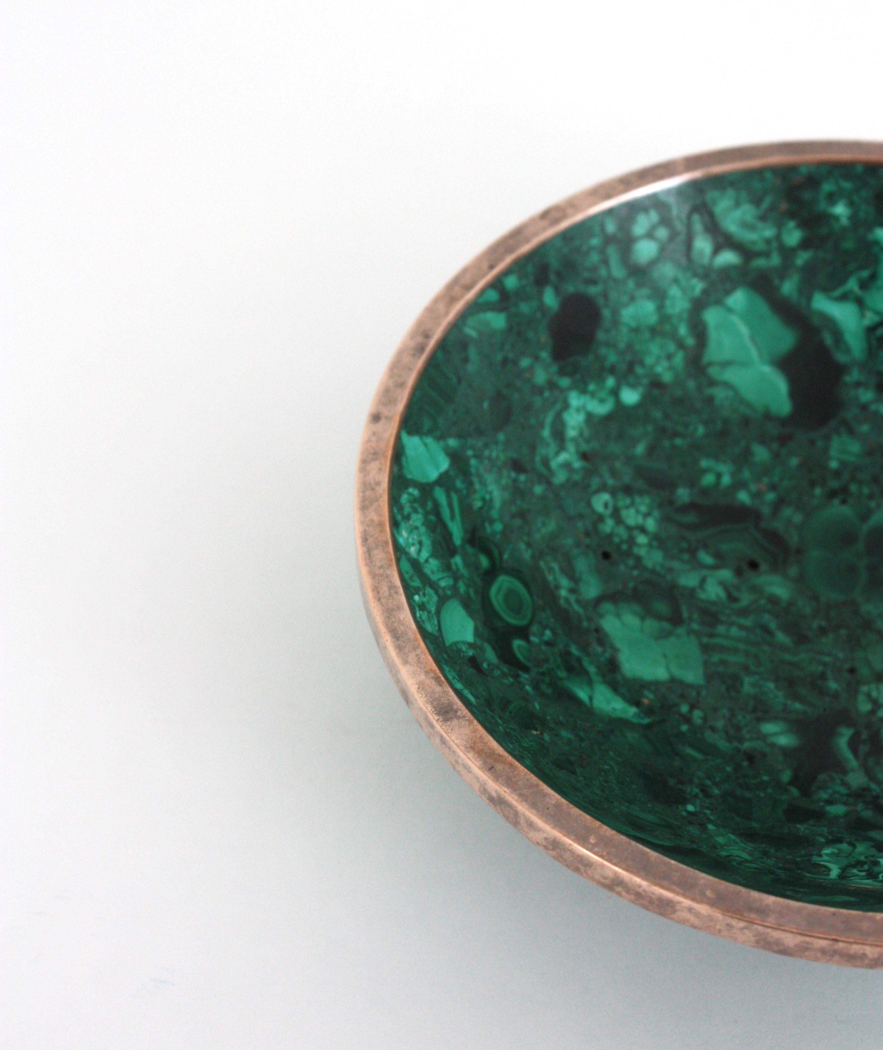 Ciotola rotonda in pietra malachite naturale / Vide-Poche con bordo in metallo, anni '50 in vendita 4